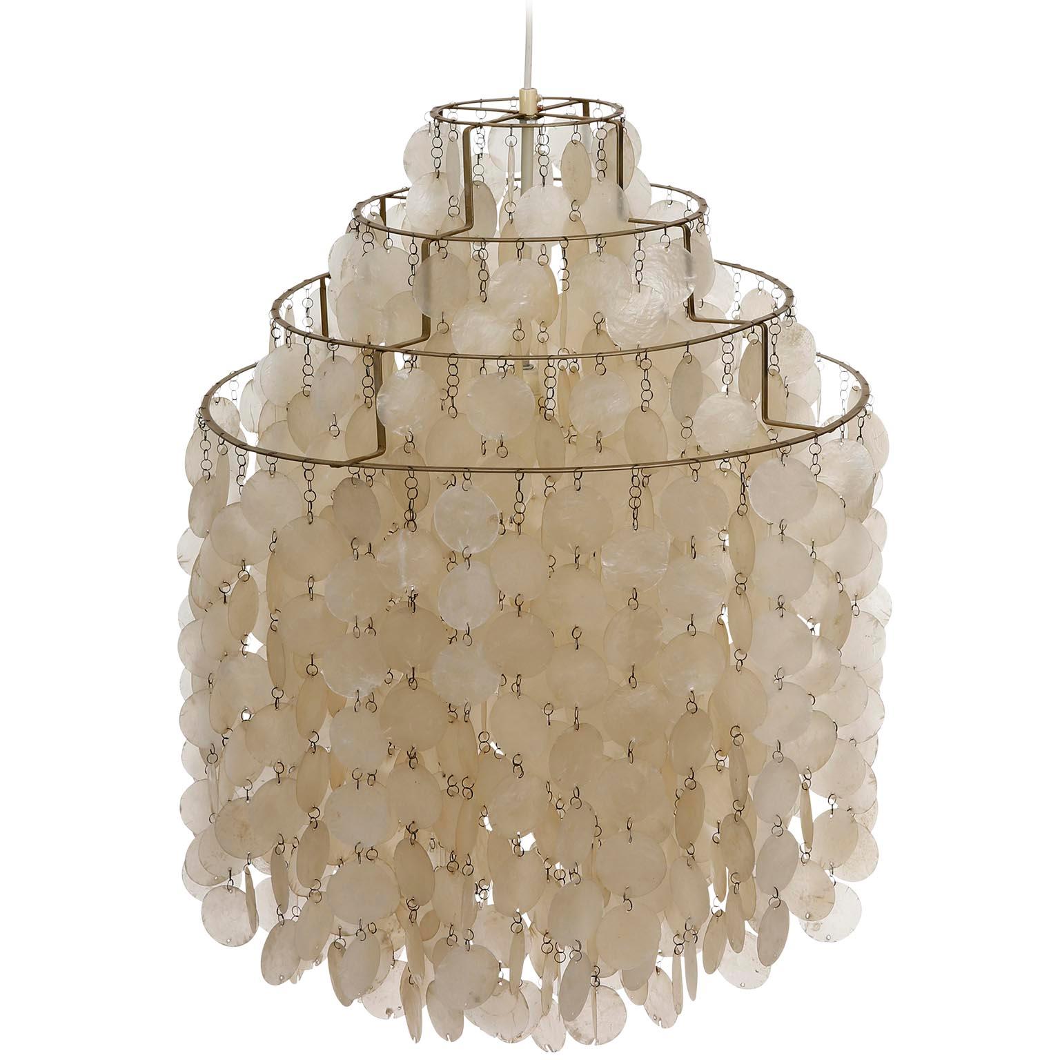 An impressive four-tier sea shell chandelier / pendant light designed by Verner Panton for the Swiss manufacturer J. Luber Ag. An original vintage piece manufactured in midcentury, (1960s-1970s).
The light is in very good condition and it is ready