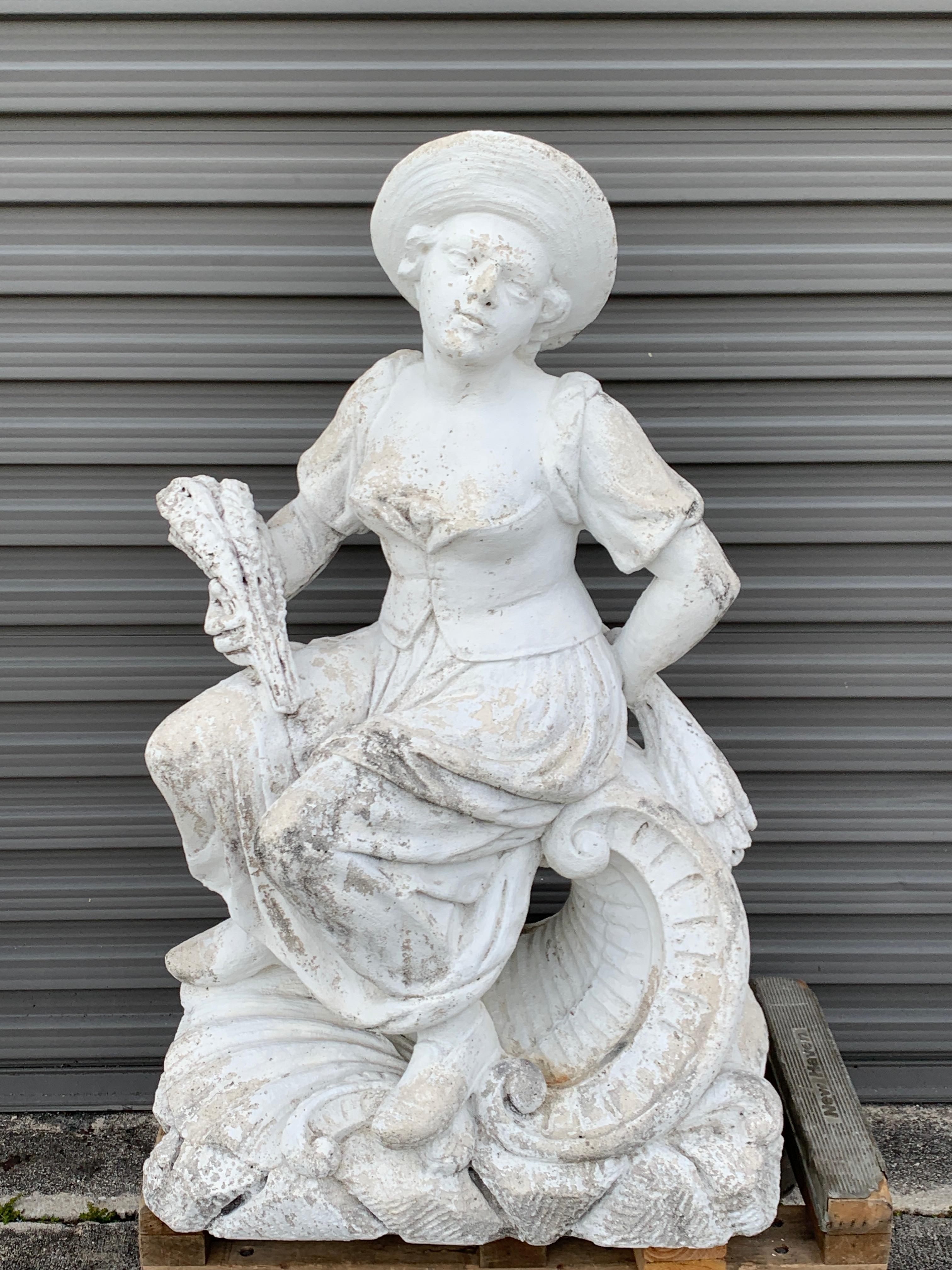 Vintage Neoklassische Steinguss-Statue der 'Ernte' auf Sockel
Es handelt sich um eine beachtliche zweiteilige Skulptur aus dem 17. Jahrhundert, eine sitzende Frau mit Hut und Weizenbüscheln in beiden Händen, weiß polychromiert.
Sockel misst 28,5