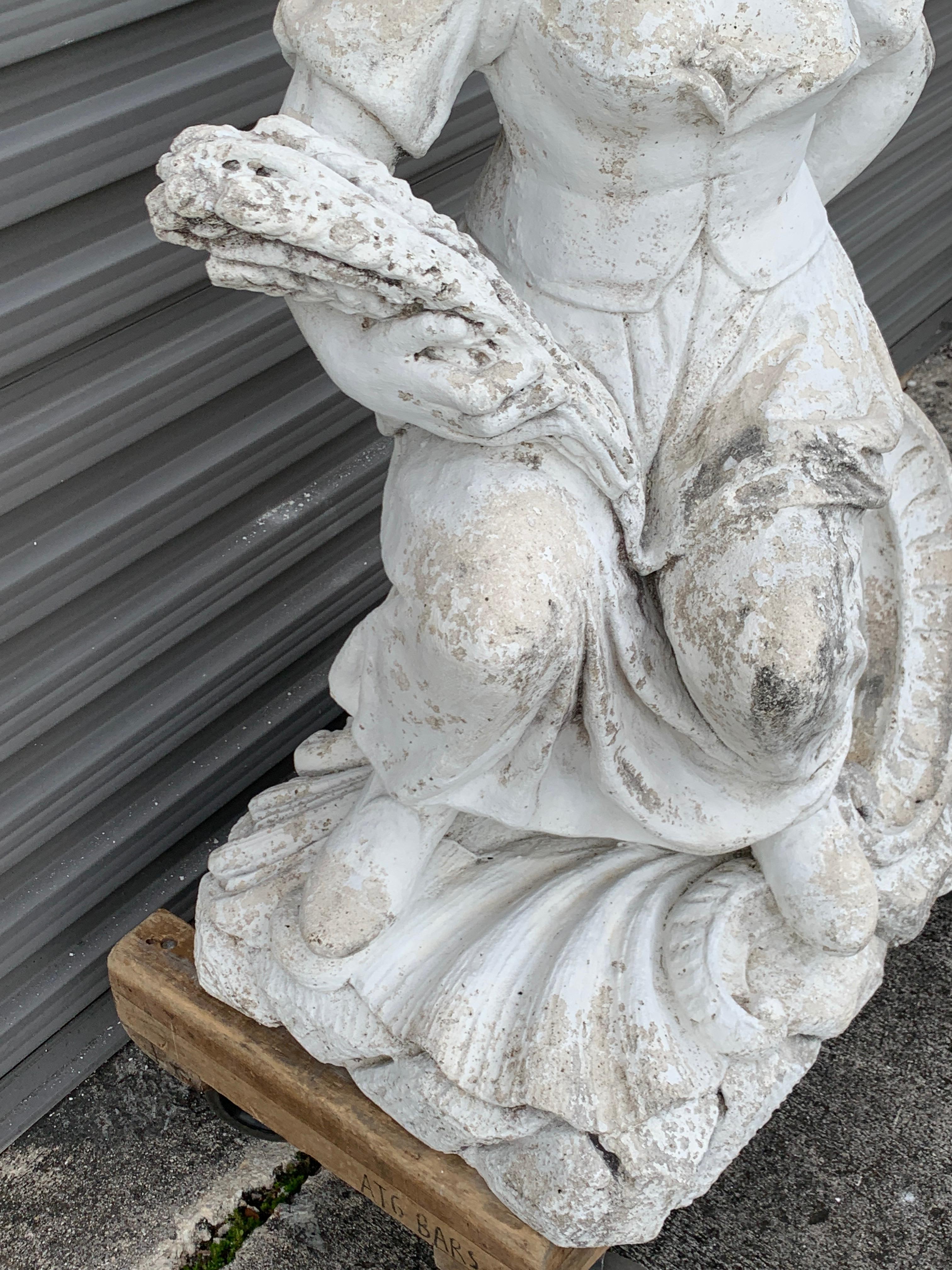 Vintage Neoklassische Steinguss-Statue der 'Ernte' auf Sockel (Kunststein)