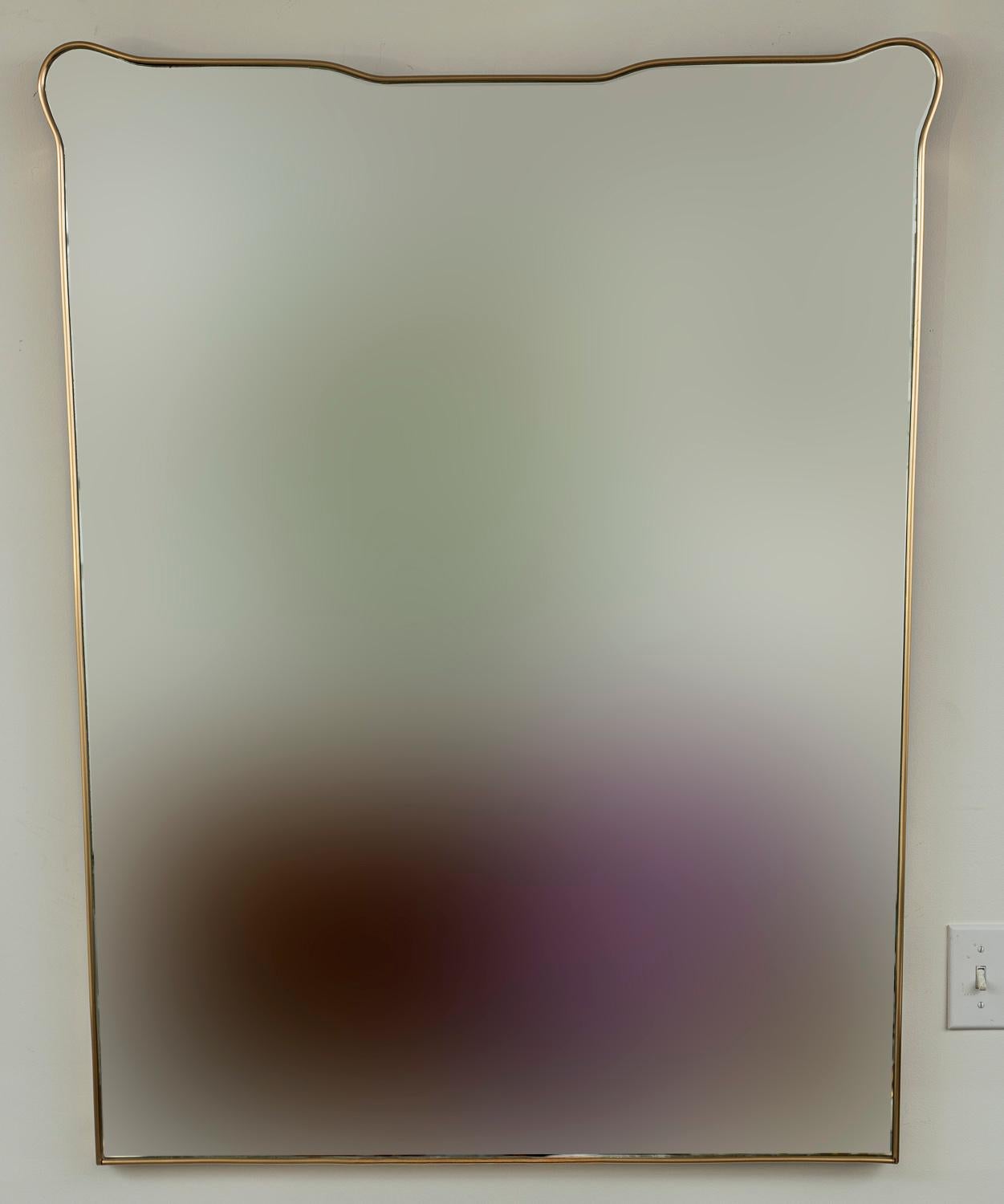 Un grand et unique miroir en forme de bouclier conique et angulaire avec une base plate.

Laiton non laqué, récemment poli, qui s'oxyde et devient plus brillant.

Origine : Italie

Datation : 1950ca

Condit : Très bon, miroir en verre
