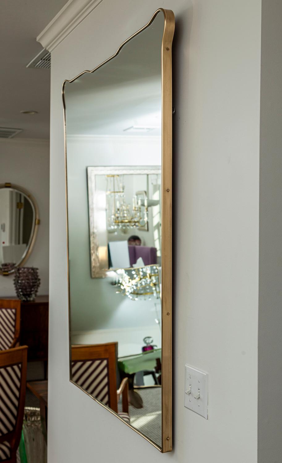 Laiton Grand miroir vertical italien de conception mi-siècle en laiton en vente