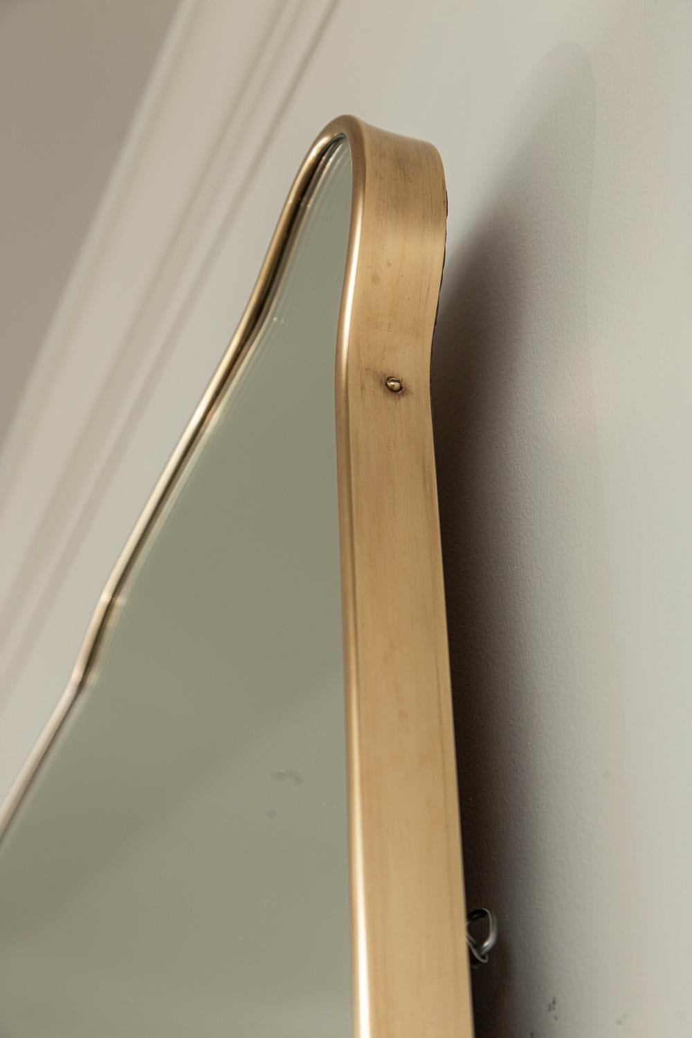 Grand miroir vertical italien de conception mi-siècle en laiton en vente 1