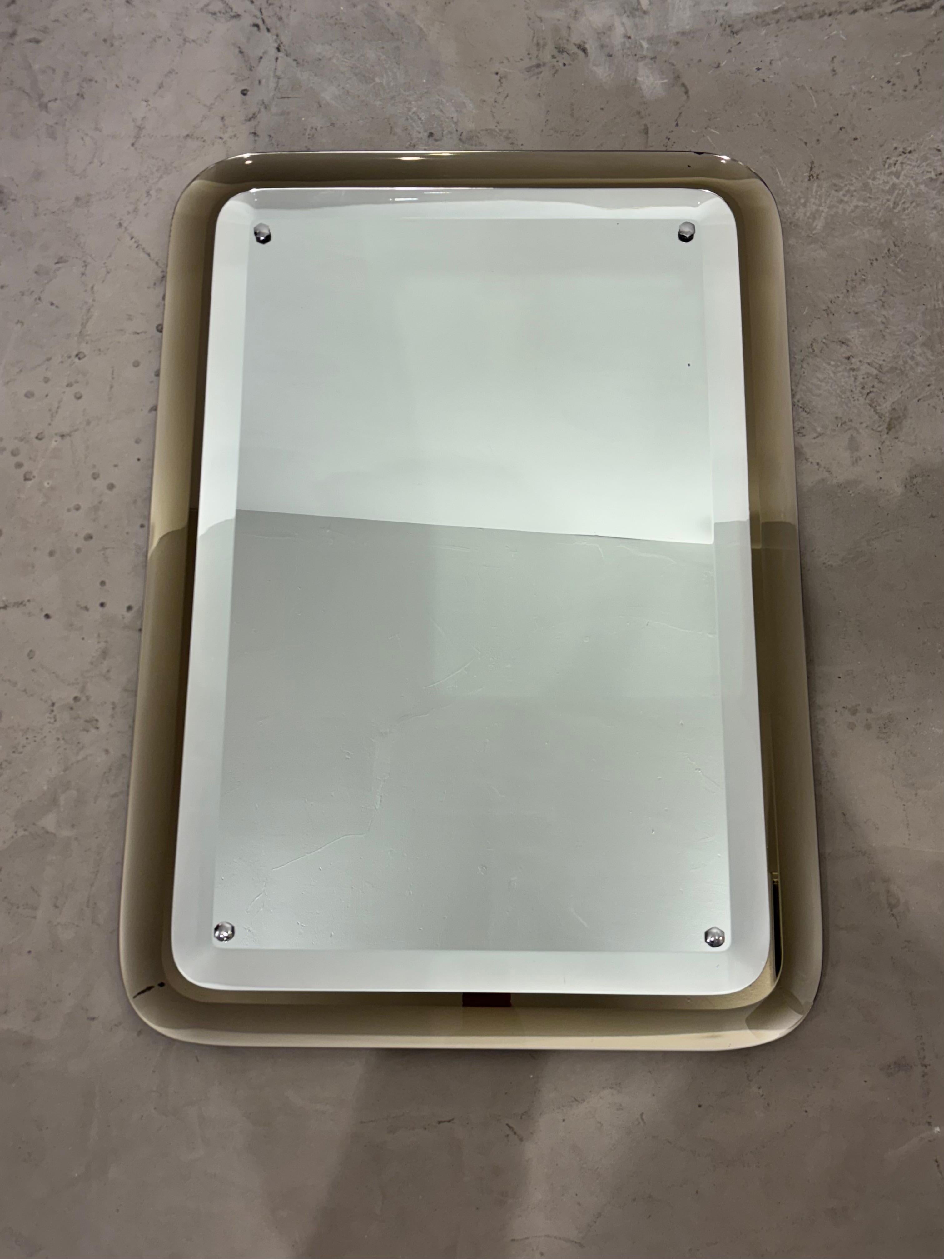 Gran espejo de pared al estilo de las creaciones Lupi Cristal Luxor. El marco de cristal de color también es reflectante; marrón claro un poco grisáceo, el color es refinado y sutil. Tiene una barra en la parte trasera para colgar. Un único arañazo