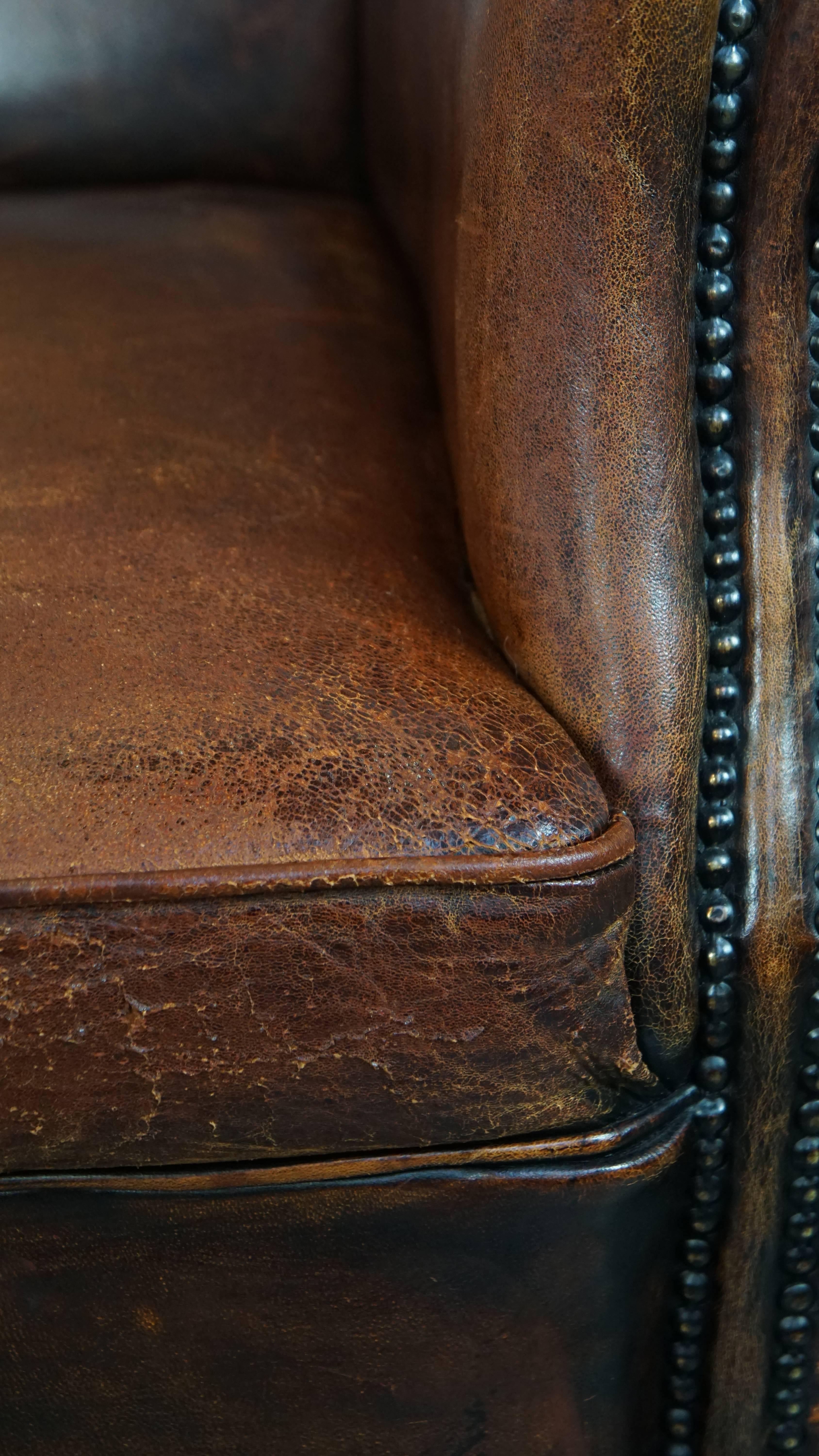 Grande et très confortable chaise vintage à oreilles en peau de mouton avec de belles couleurs en vente 4