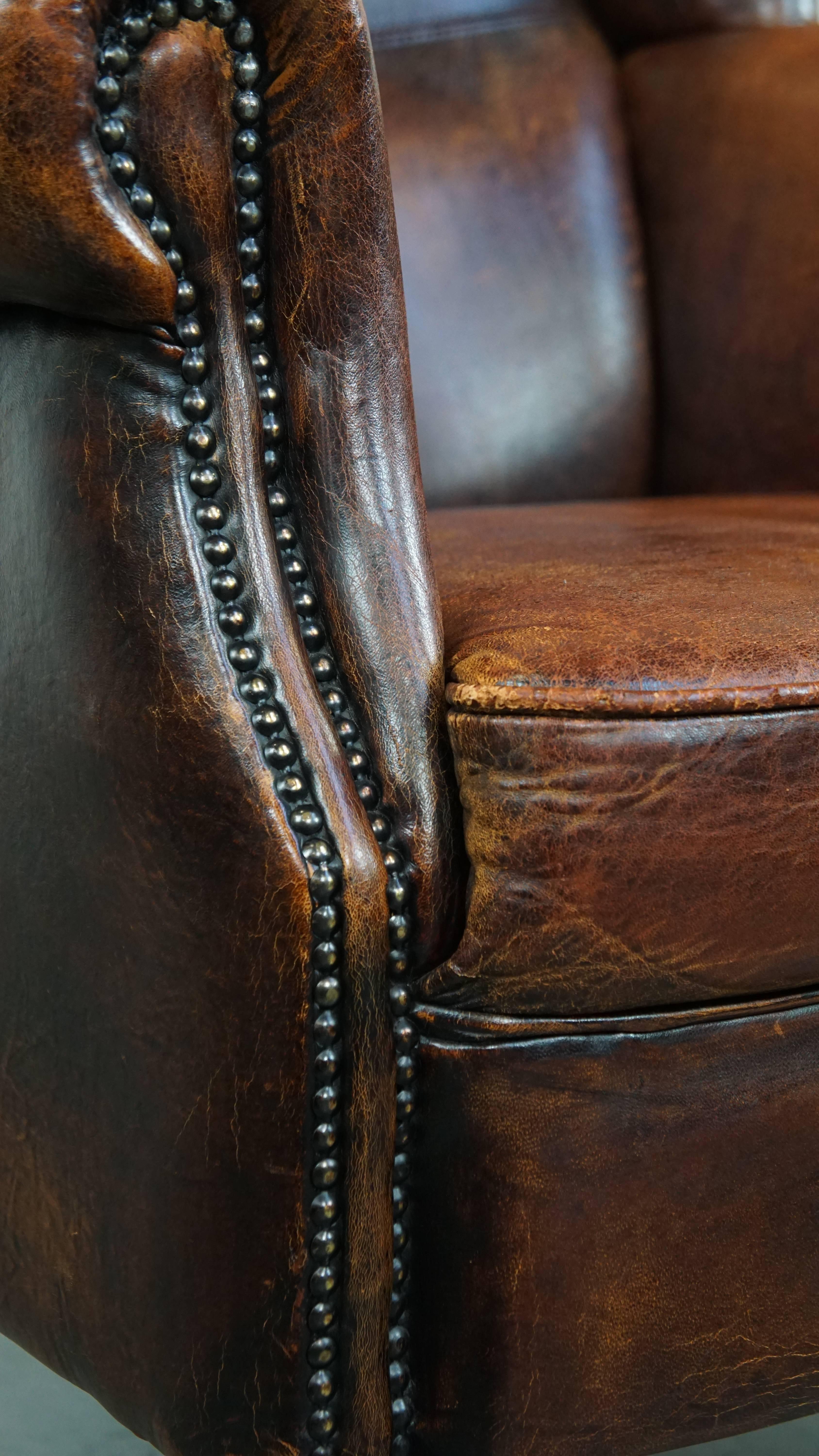 Grande et très confortable chaise vintage à oreilles en peau de mouton avec de belles couleurs en vente 5