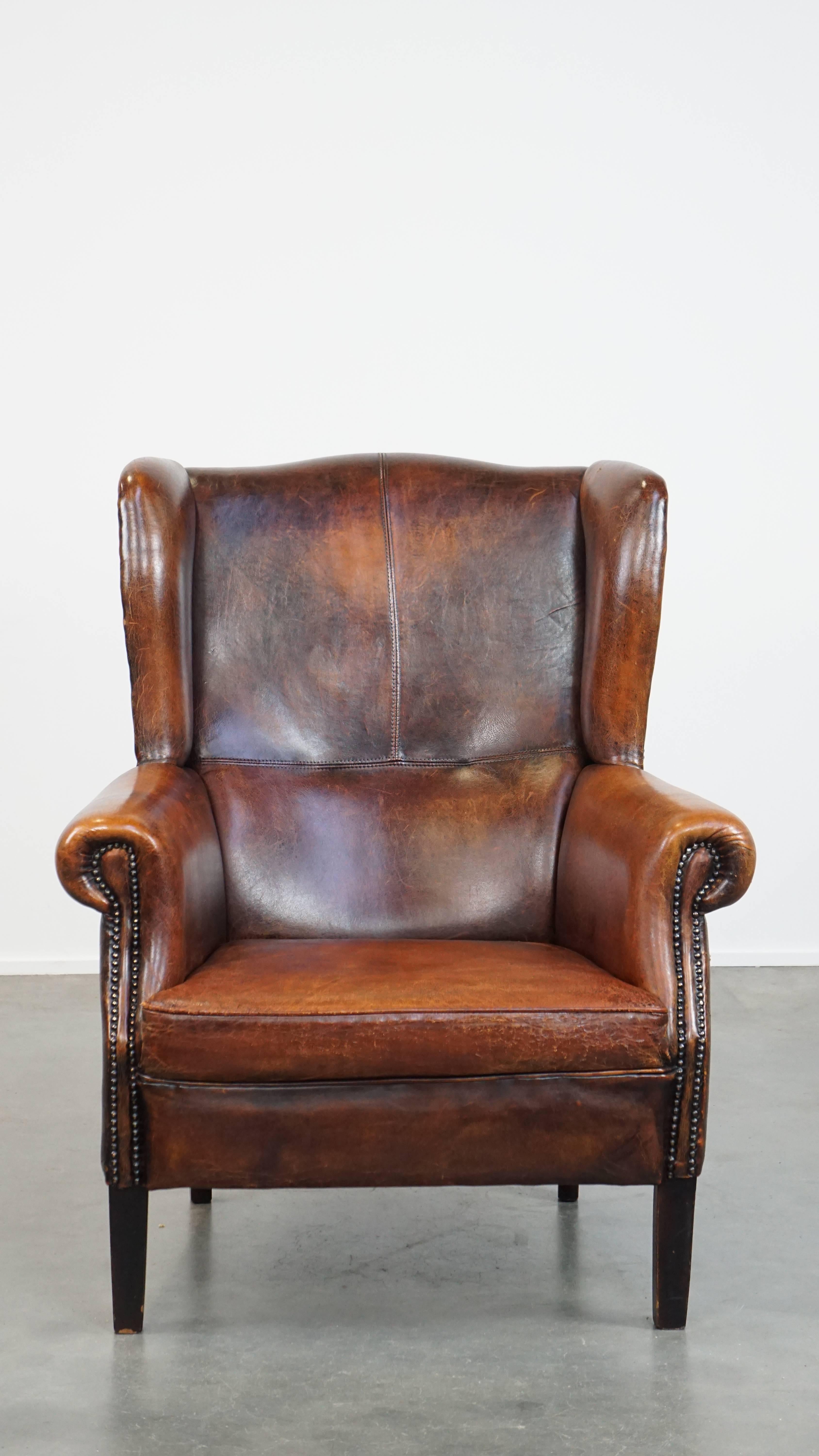 Ce magnifique grand fauteuil vintage à oreilles en peau de mouton est non seulement un régal pour les yeux, mais aussi l'endroit idéal pour se détendre. Selon nous, il devrait faire partie de tous les intérieurs. Il présente de belles couleurs
