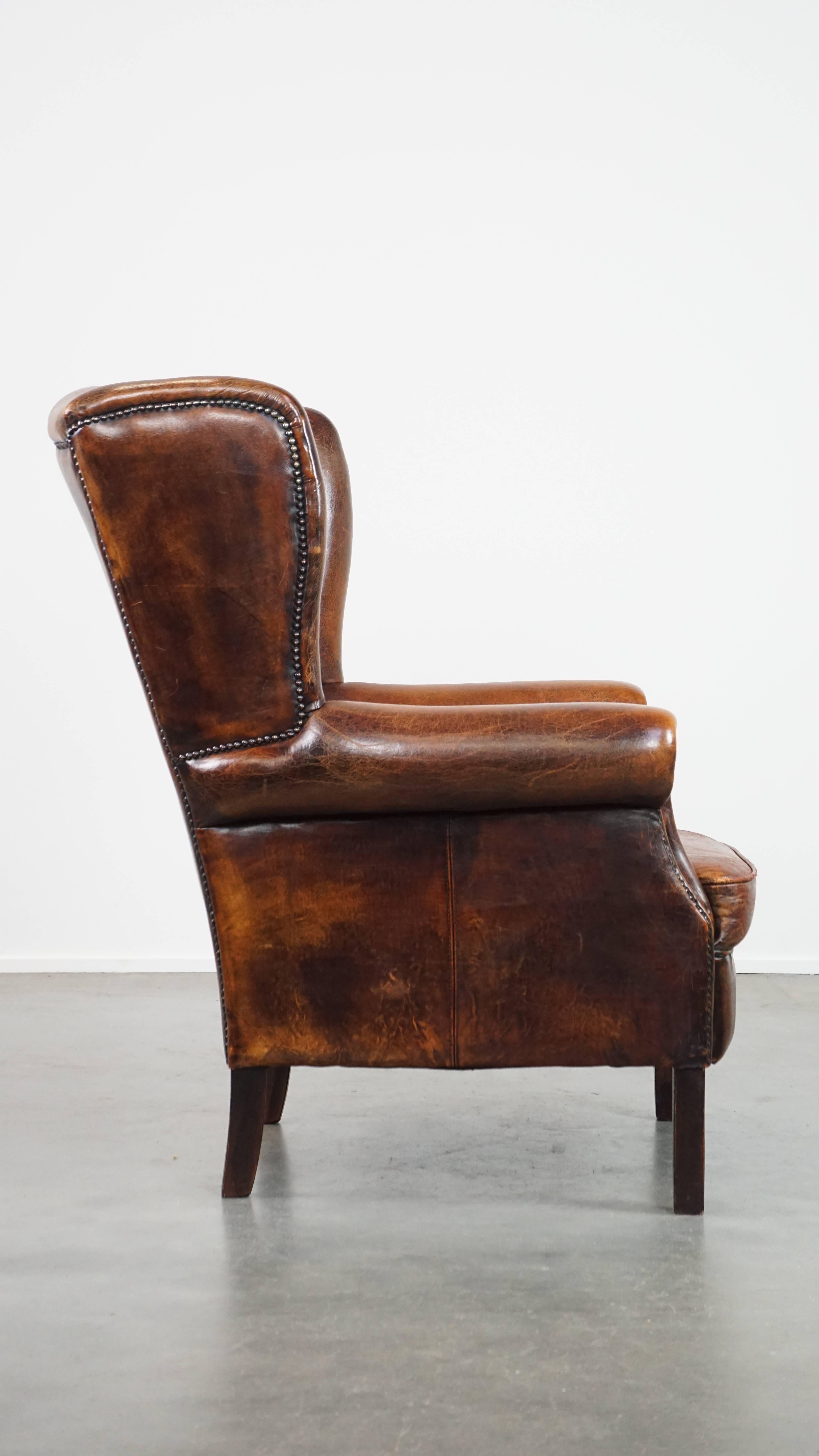 Fait main Grande et très confortable chaise vintage à oreilles en peau de mouton avec de belles couleurs en vente