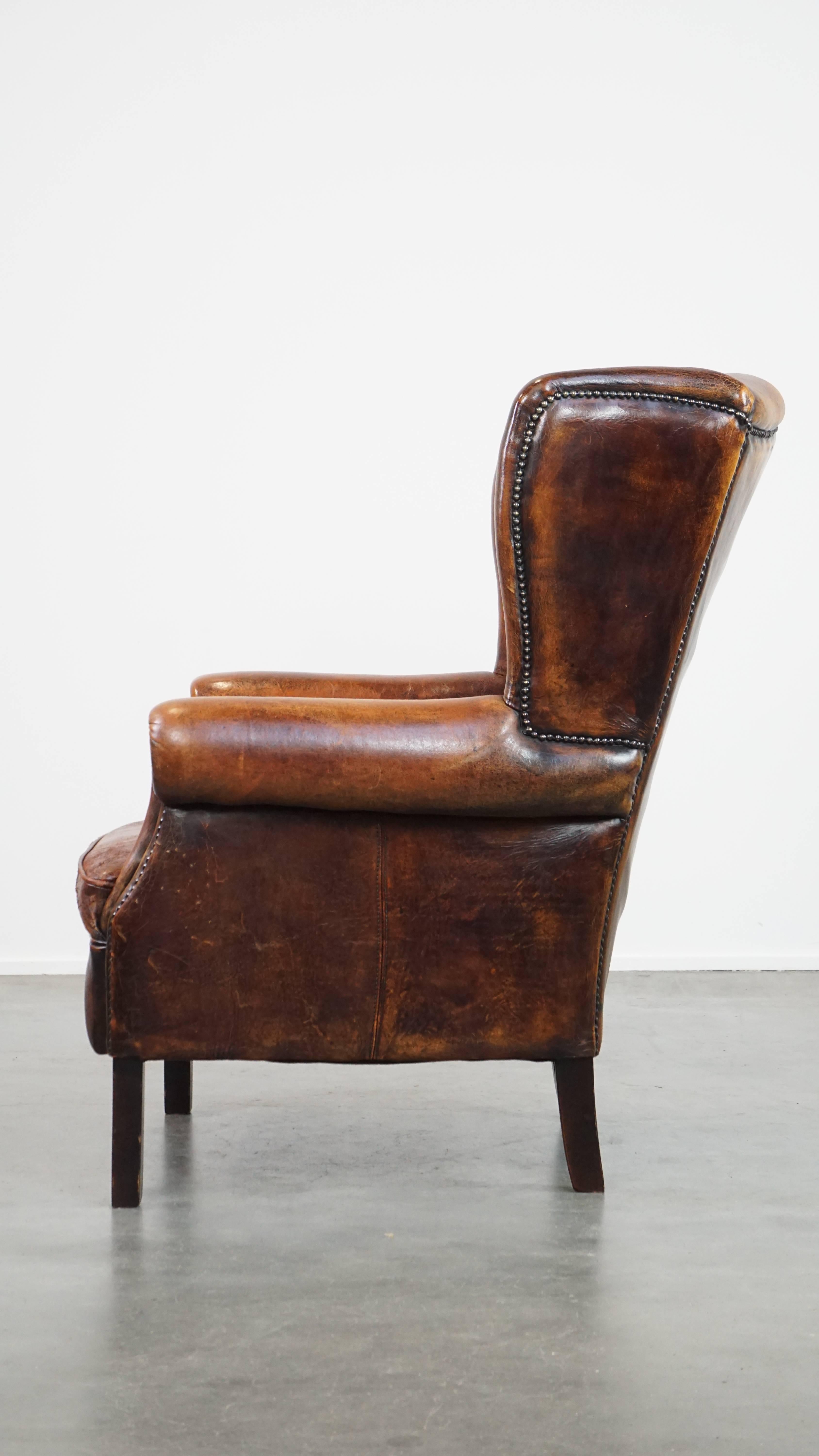 20ième siècle Grande et très confortable chaise vintage à oreilles en peau de mouton avec de belles couleurs en vente