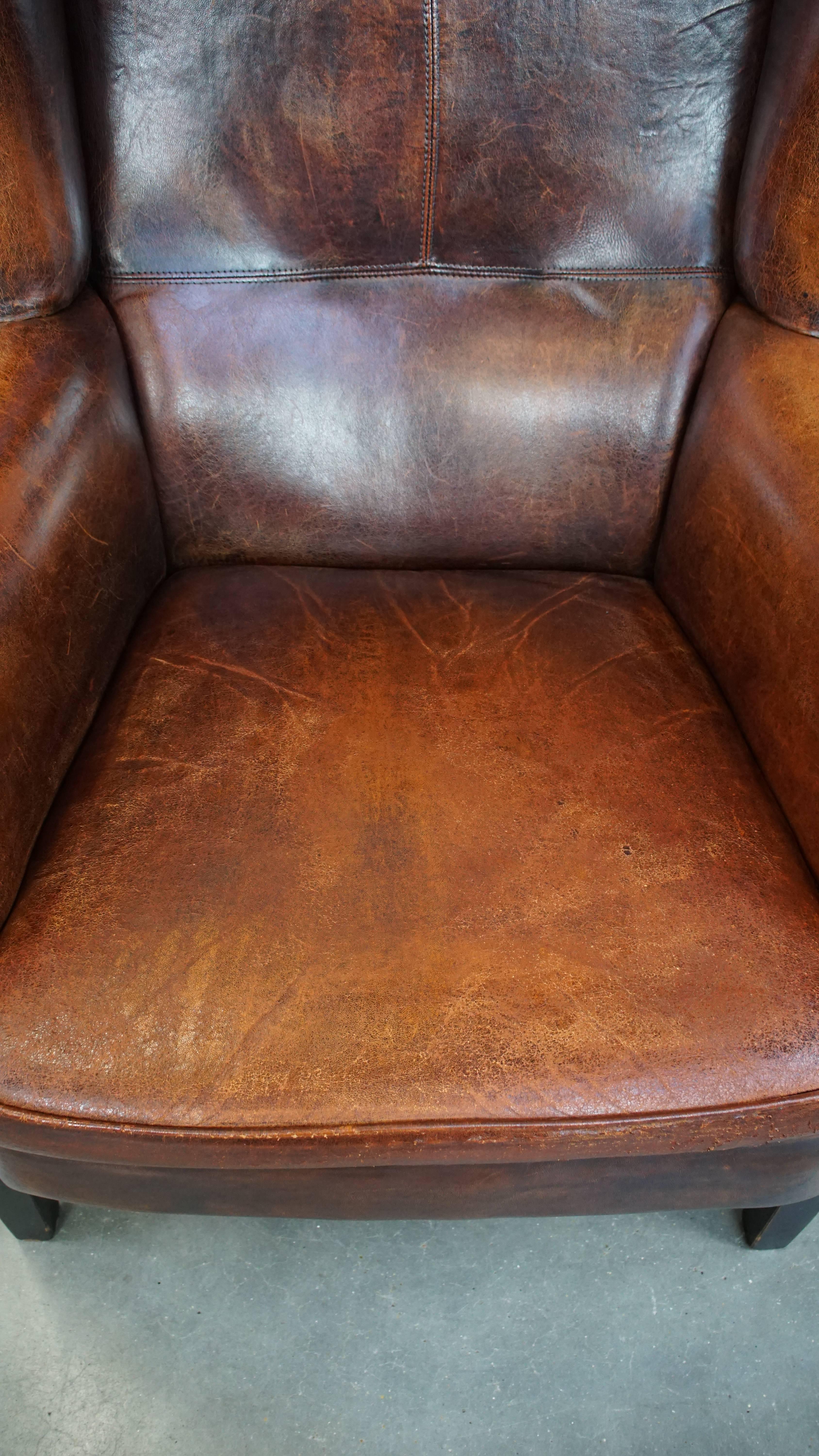 Cuir de mouton Grande et très confortable chaise vintage à oreilles en peau de mouton avec de belles couleurs en vente