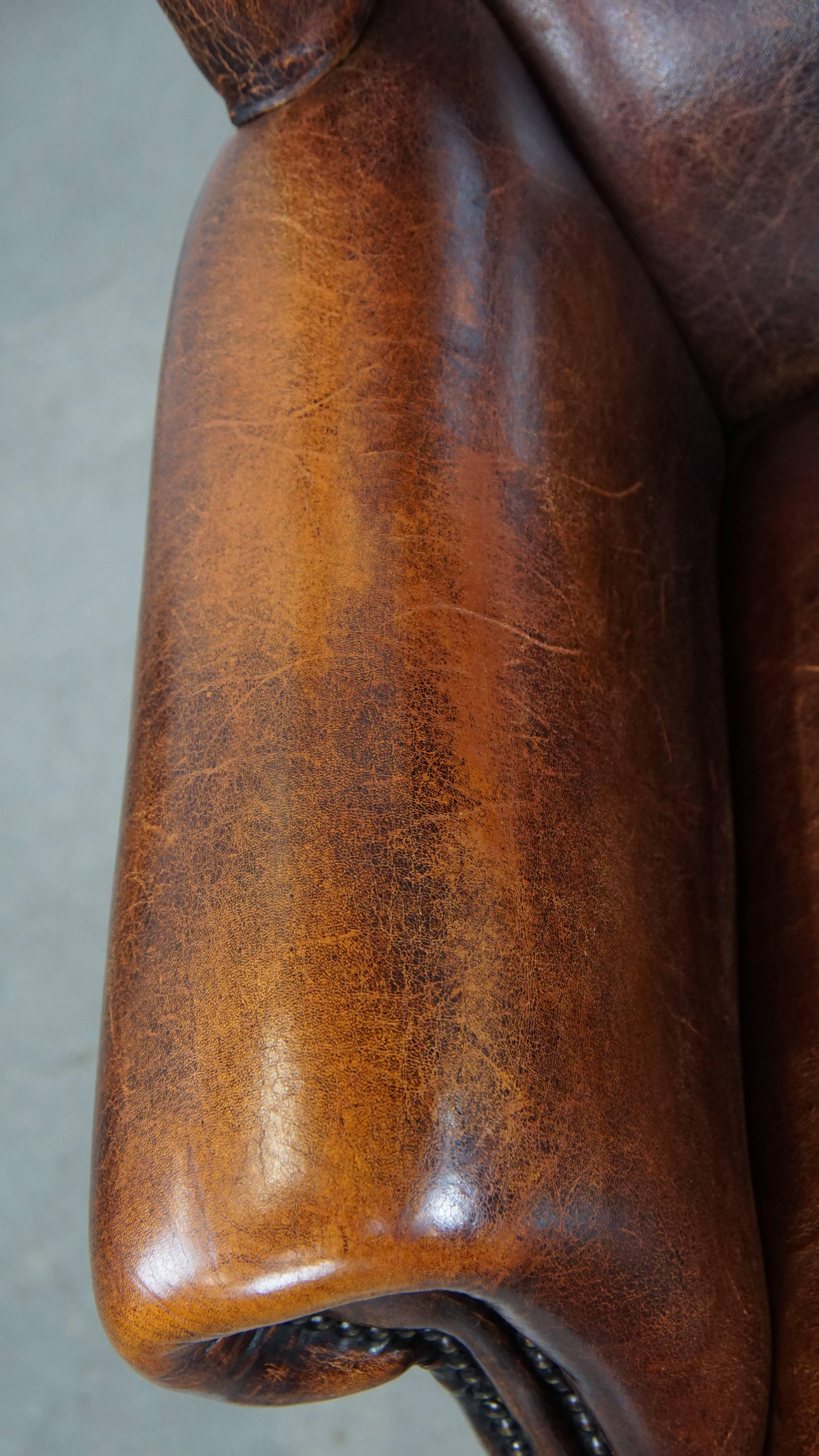 Grande et très confortable chaise vintage à oreilles en peau de mouton avec de belles couleurs en vente 1