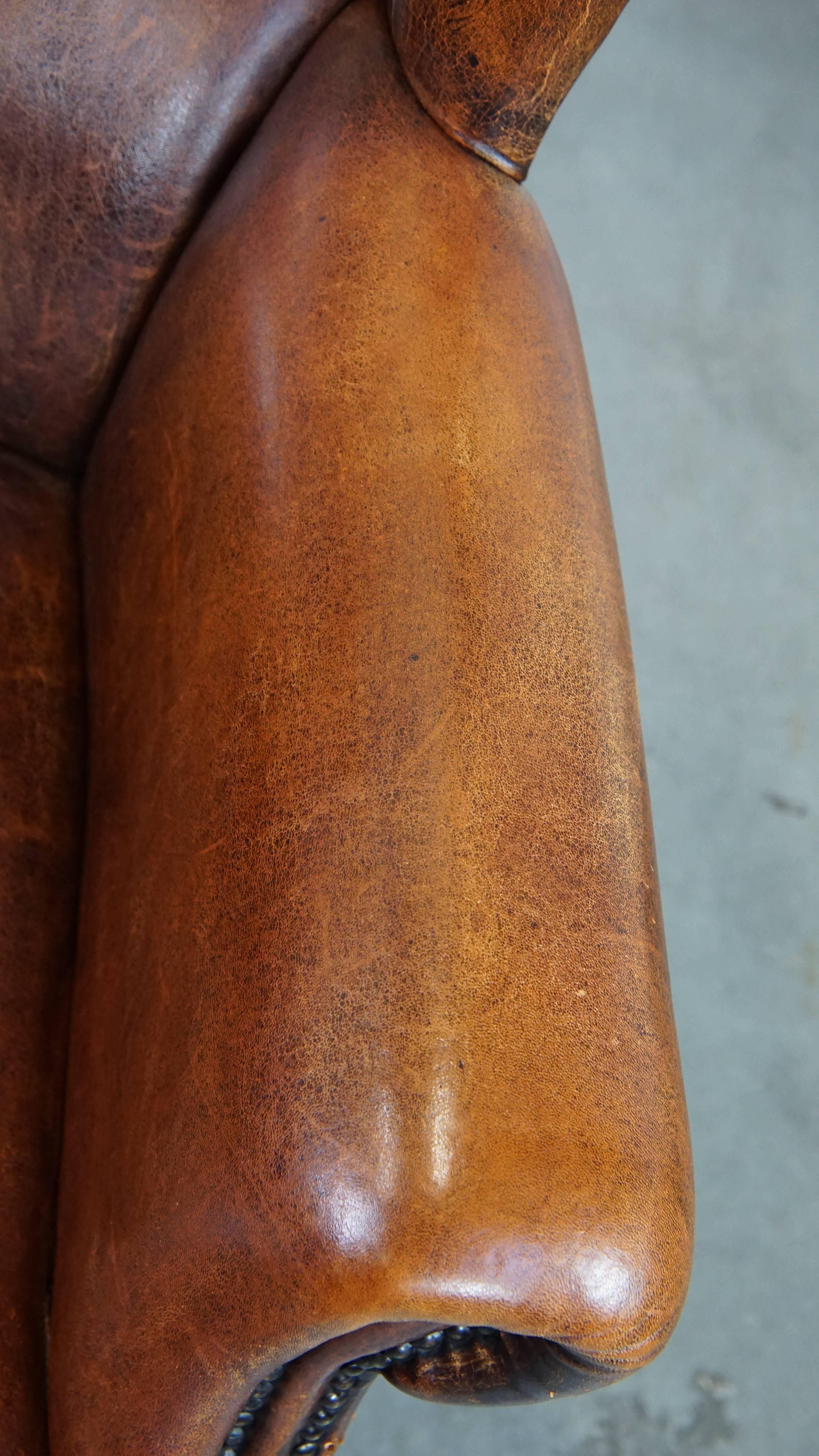 Grande et très confortable chaise vintage à oreilles en peau de mouton avec de belles couleurs en vente 2