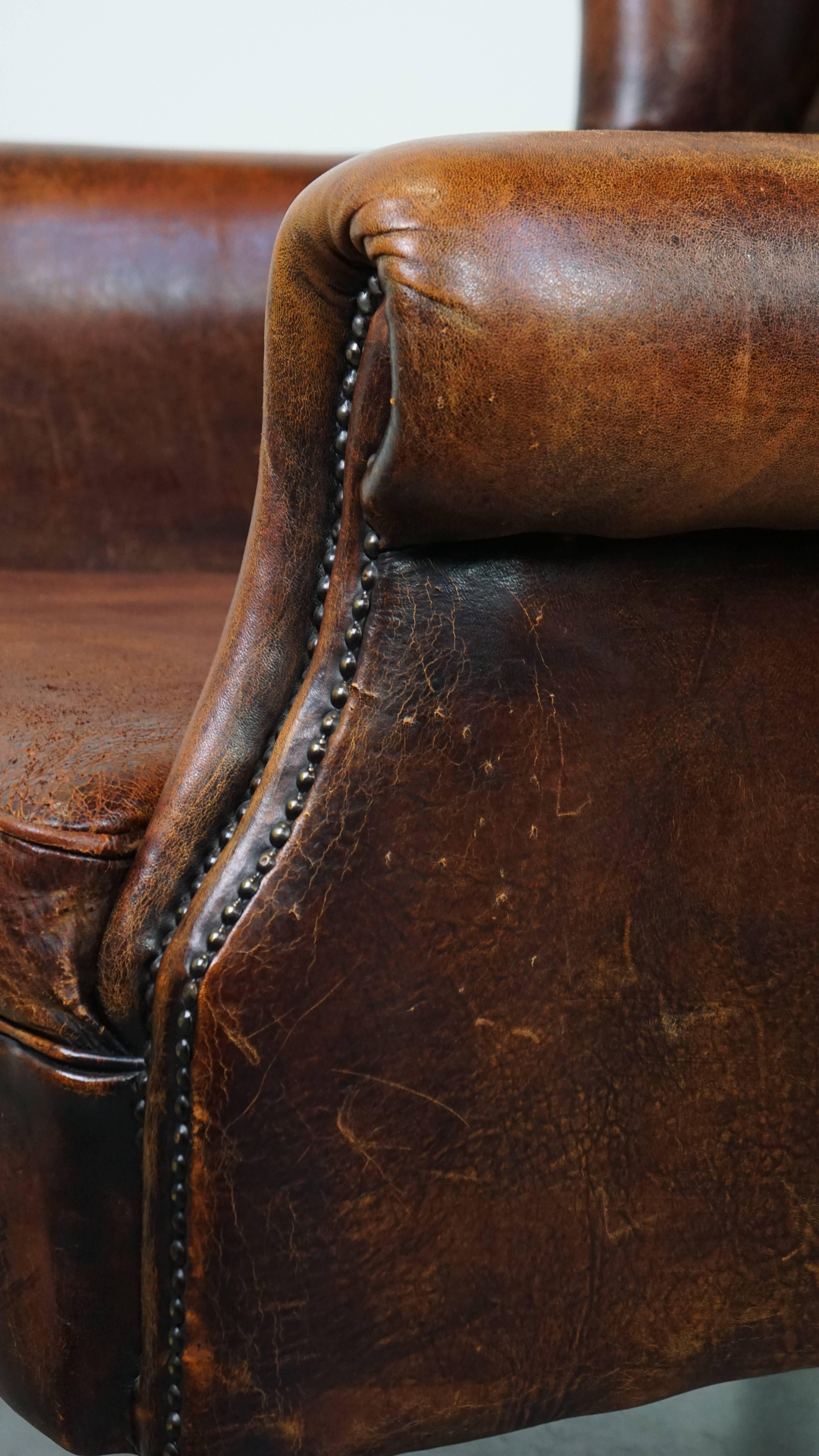 Grande et très confortable chaise vintage à oreilles en peau de mouton avec de belles couleurs en vente 3