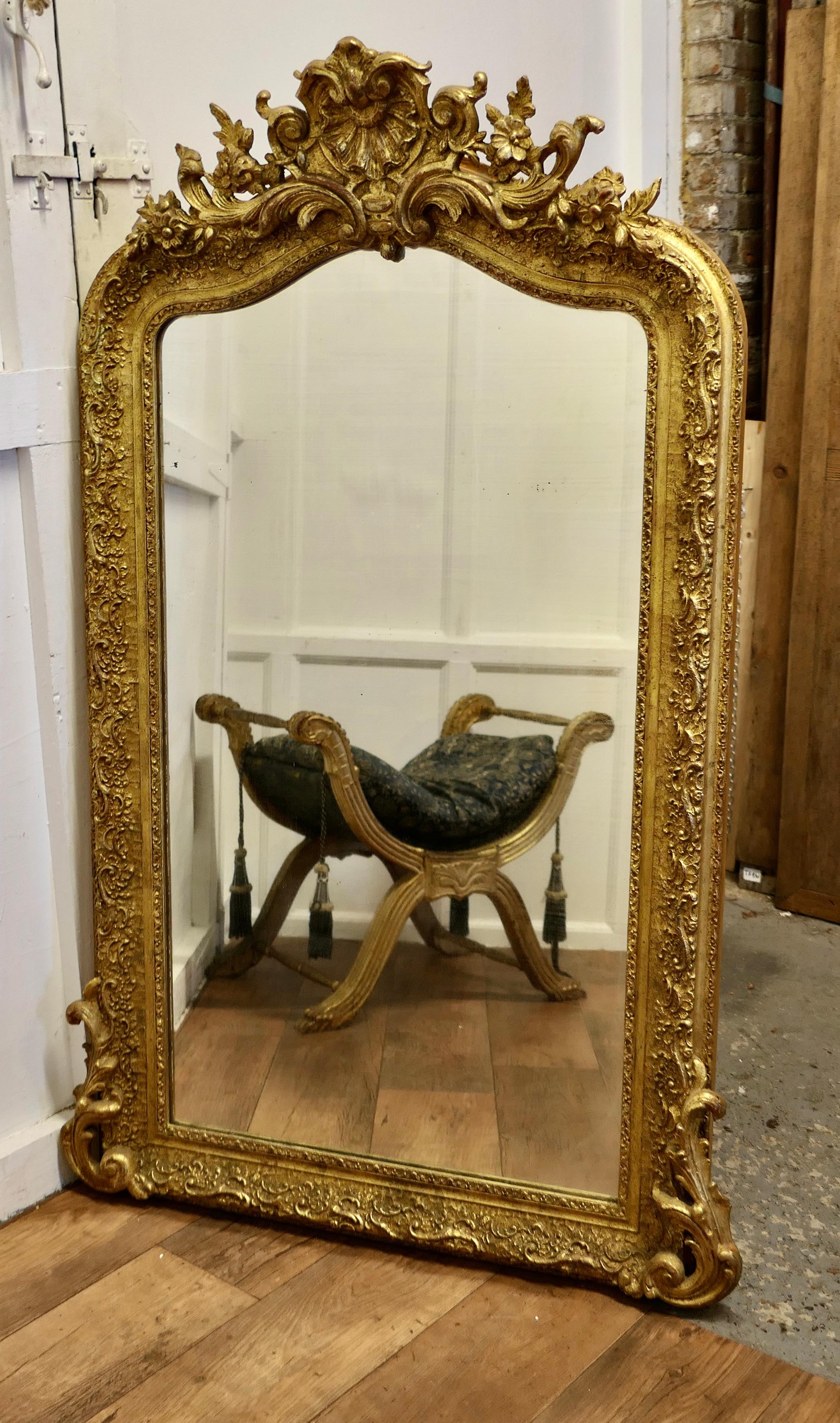 Grand miroir mural Louis Philippe français très décoratif 
 
Il s'agit d'une magnifique pièce d'apparat et d'un authentique mobilier chic français du XIXe siècle. Le cadre en or présente une charmante finition originale à la feuille d'or ; il est