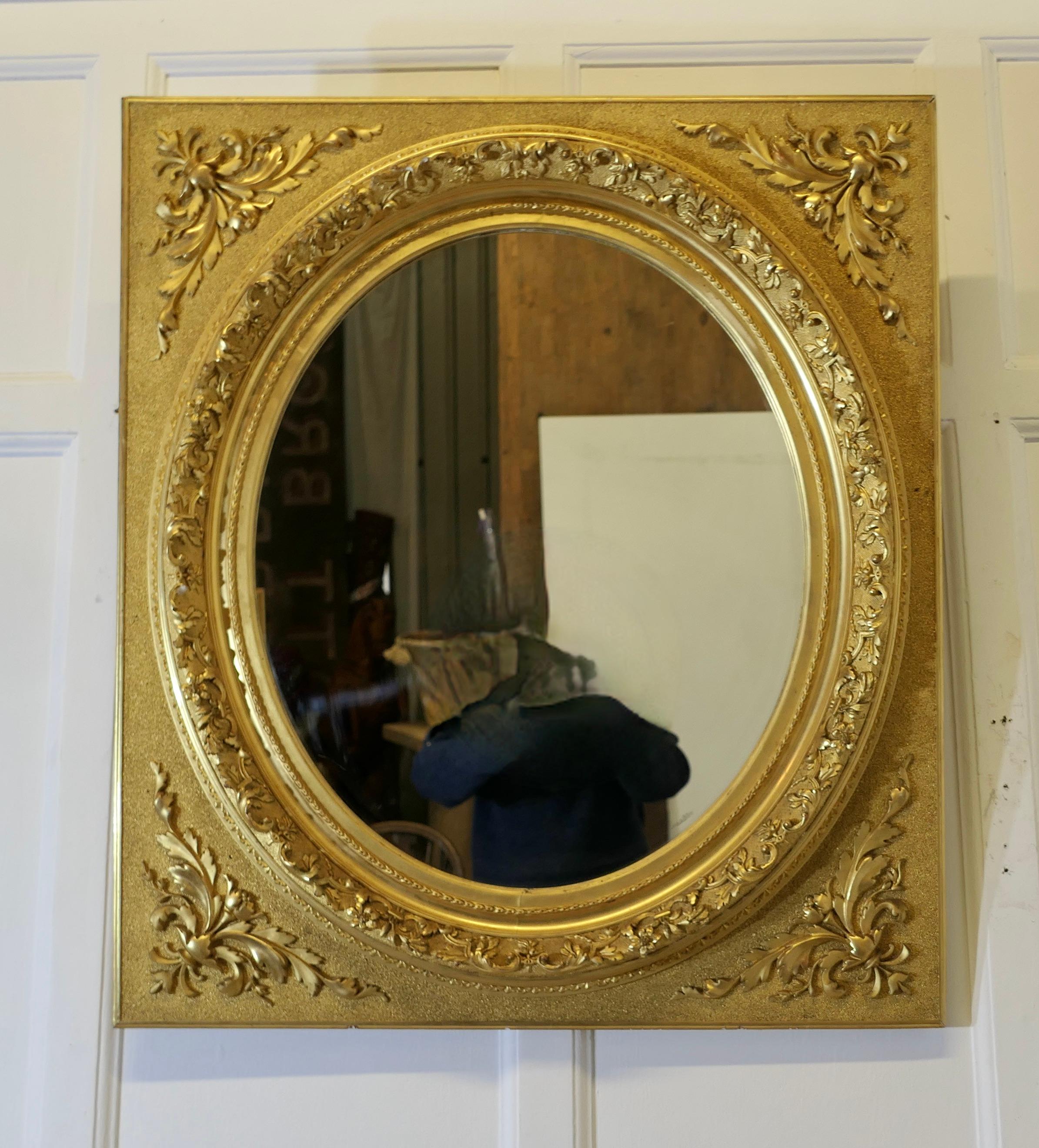 Gran espejo ovalado francés dorado muy decorativo Provincial francés en venta