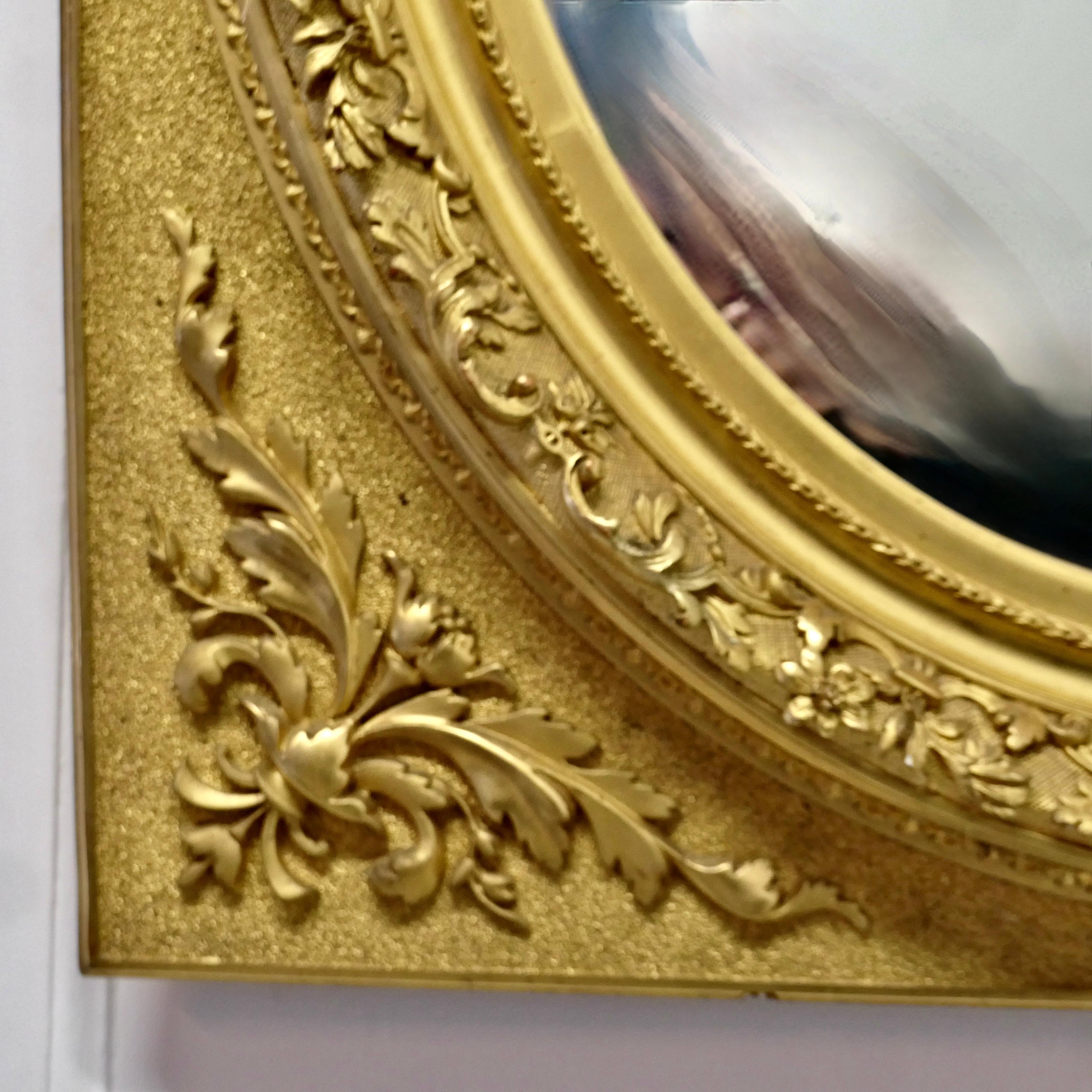 Gran espejo ovalado francés dorado muy decorativo en Bueno estado para la venta en Godshill, Isle of Wight