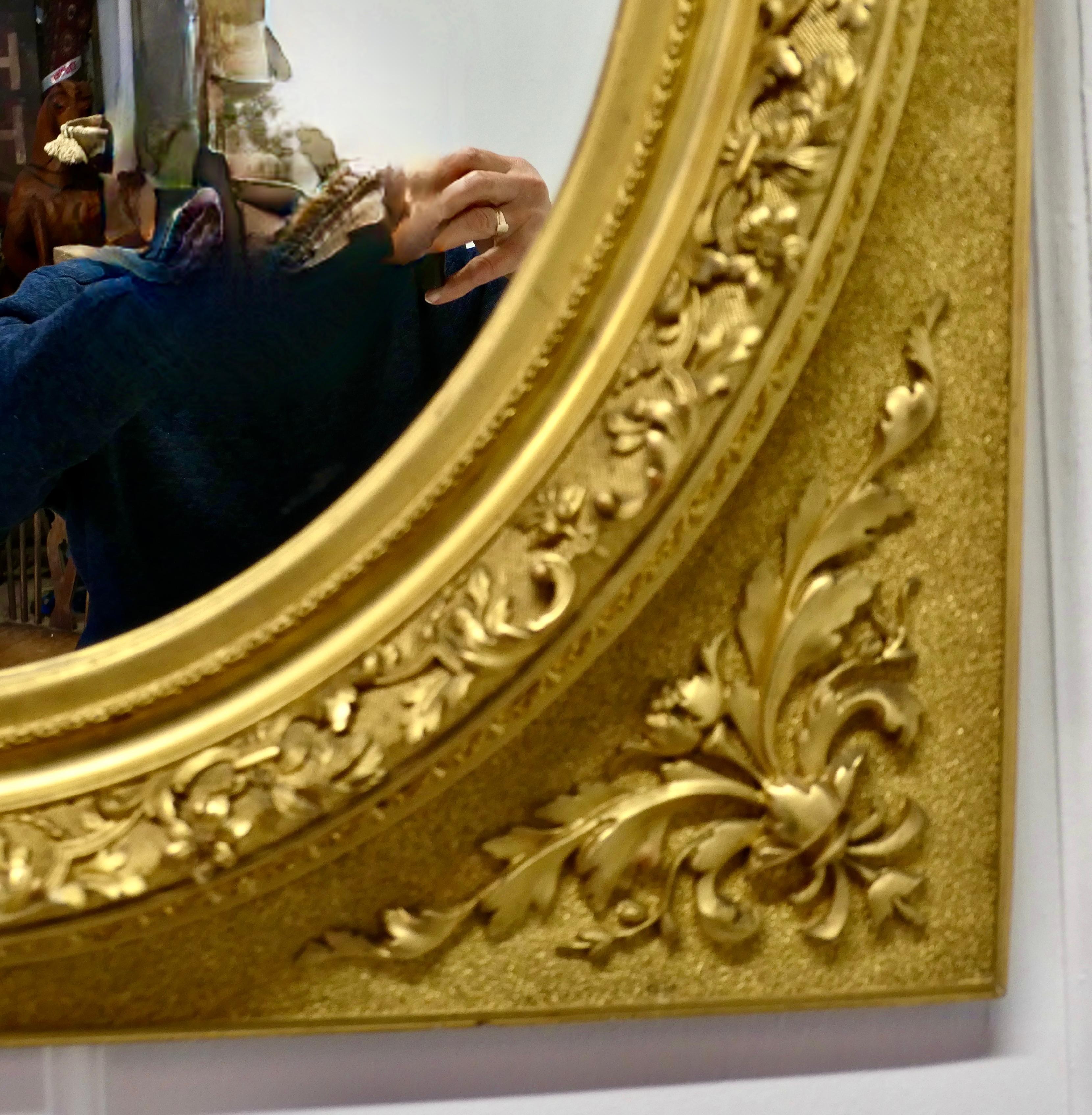 Gran espejo ovalado francés dorado muy decorativo en venta 2