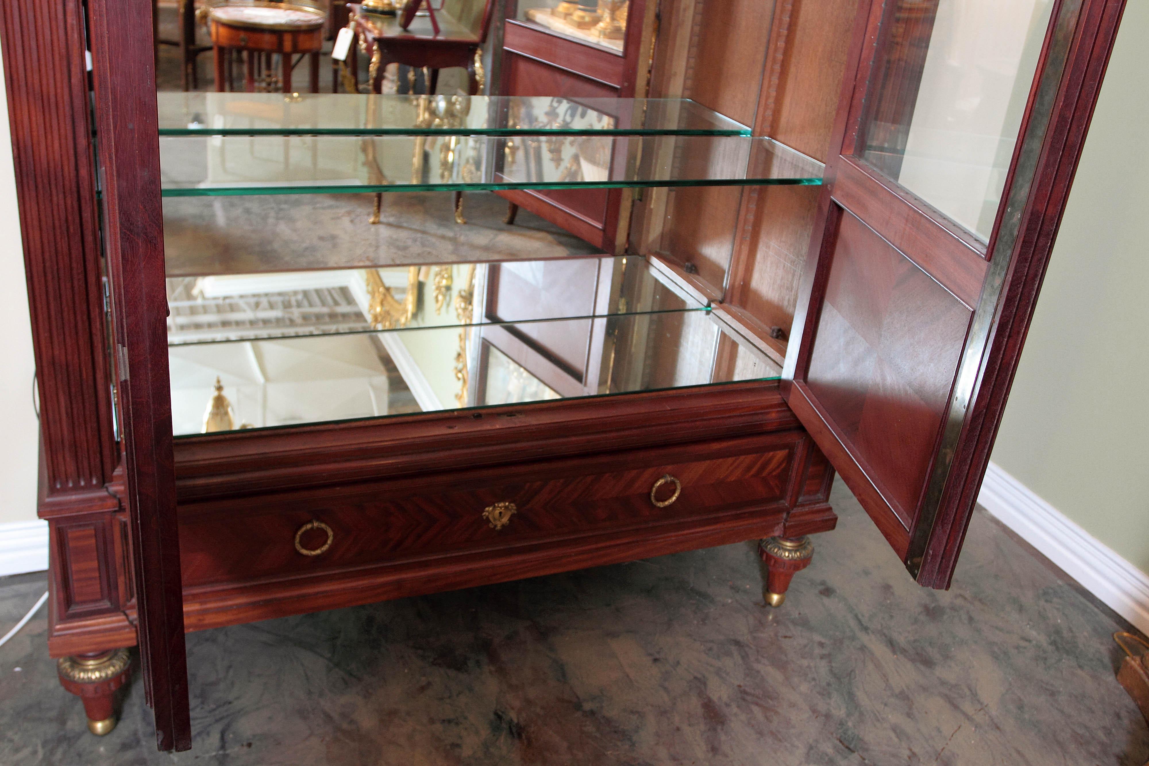 Großer sehr feiner französischer Louis-XVI-Besichtigungsschrank aus Mahagoni von P. Sormani im Angebot 5