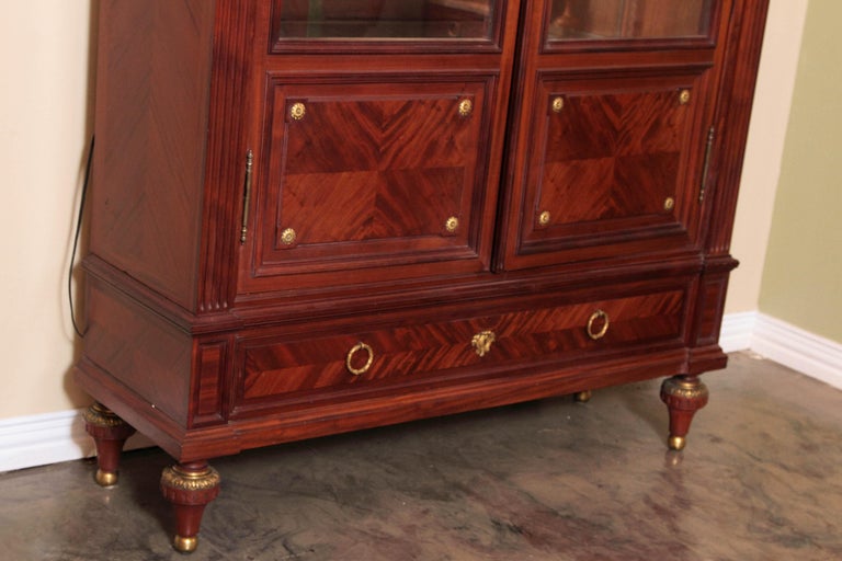 Large Very Fine Mahogany French Louis XVI Viewing Cabinet by P. Sormani In Excellent Condition For Sale In Dallas, TX