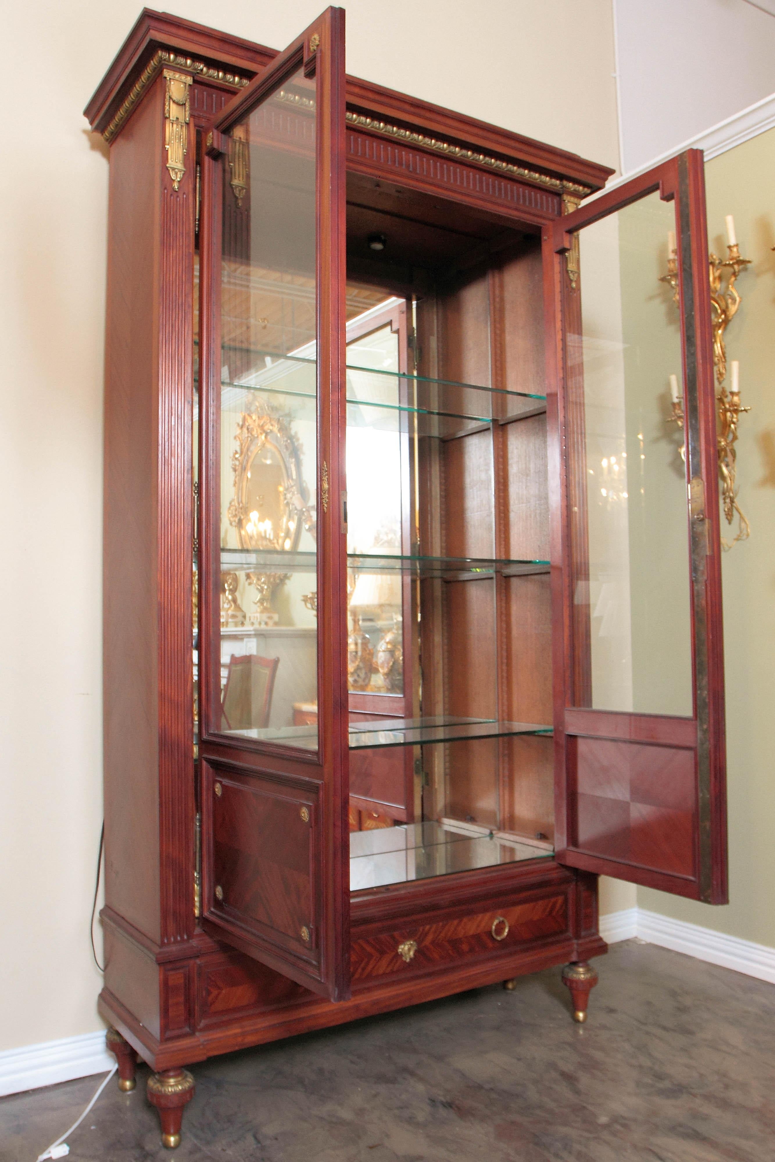 Large Very Fine Mahogany French Louis XVI Viewing Cabinet by P. Sormani For Sale 1