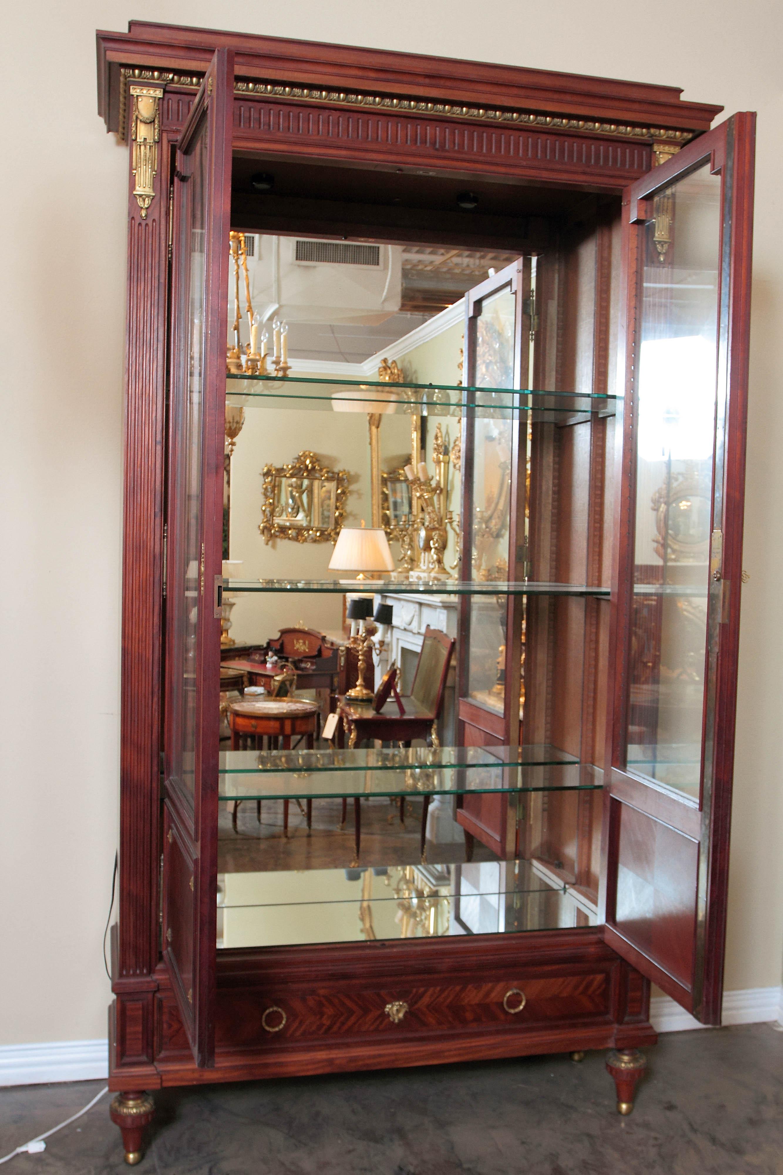 Large Very Fine Mahogany French Louis XVI Viewing Cabinet by P. Sormani For Sale 2