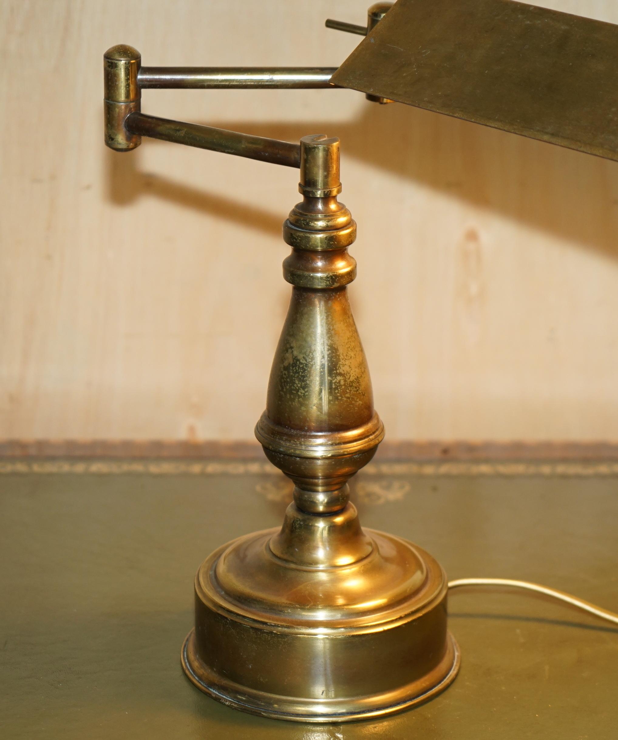 Royal House Antiques

Royal House Antiques ist erfreut, diese atemberaubende Vintage Messing mit bronziertem Finish Art Deco Banker Lampe ca. 1950 mit dem ursprünglichen Händler Stempel auf der Basis von Ragot von Lille Frankreich zum Verkauf