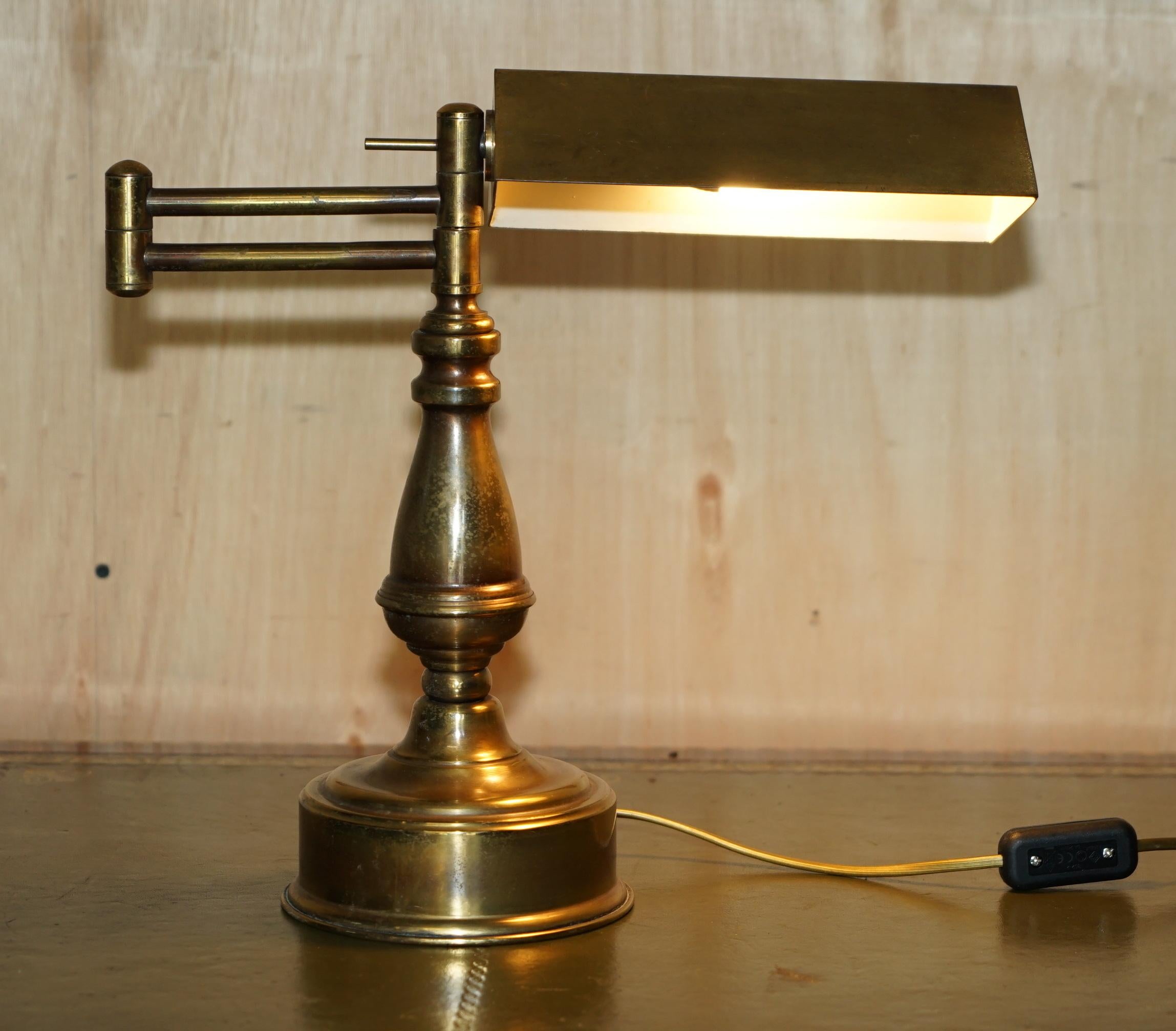GROSSE, SEHR SCHWERE, ORIGINALE RAGOT FRANKREICH VERGOLDETE BRONZE GELENKTE BANKER-LAMPE (Art déco) im Angebot