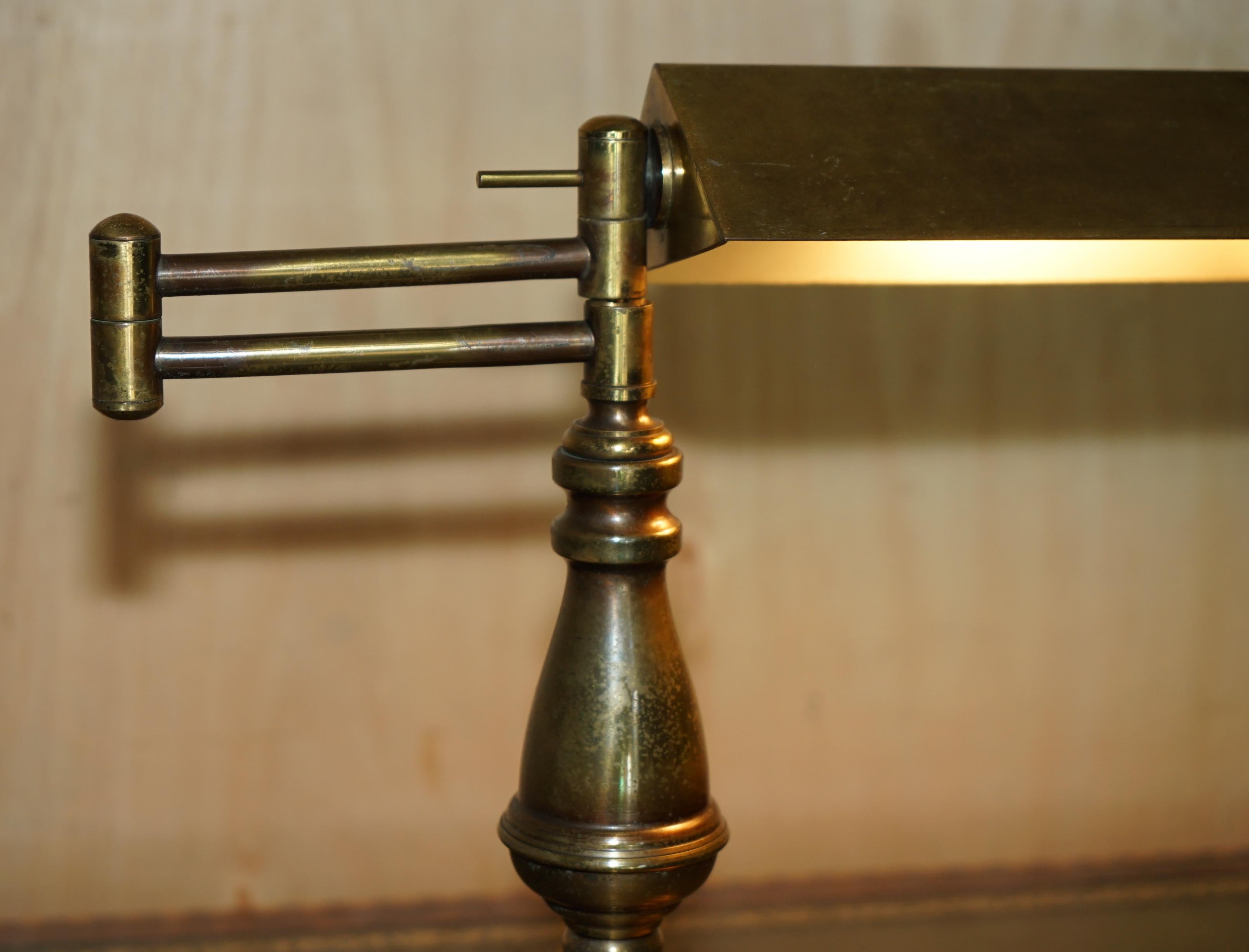 GROSSE, SEHR SCHWERE, ORIGINALE RAGOT FRANKREICH VERGOLDETE BRONZE GELENKTE BANKER-LAMPE (Französisch) im Angebot