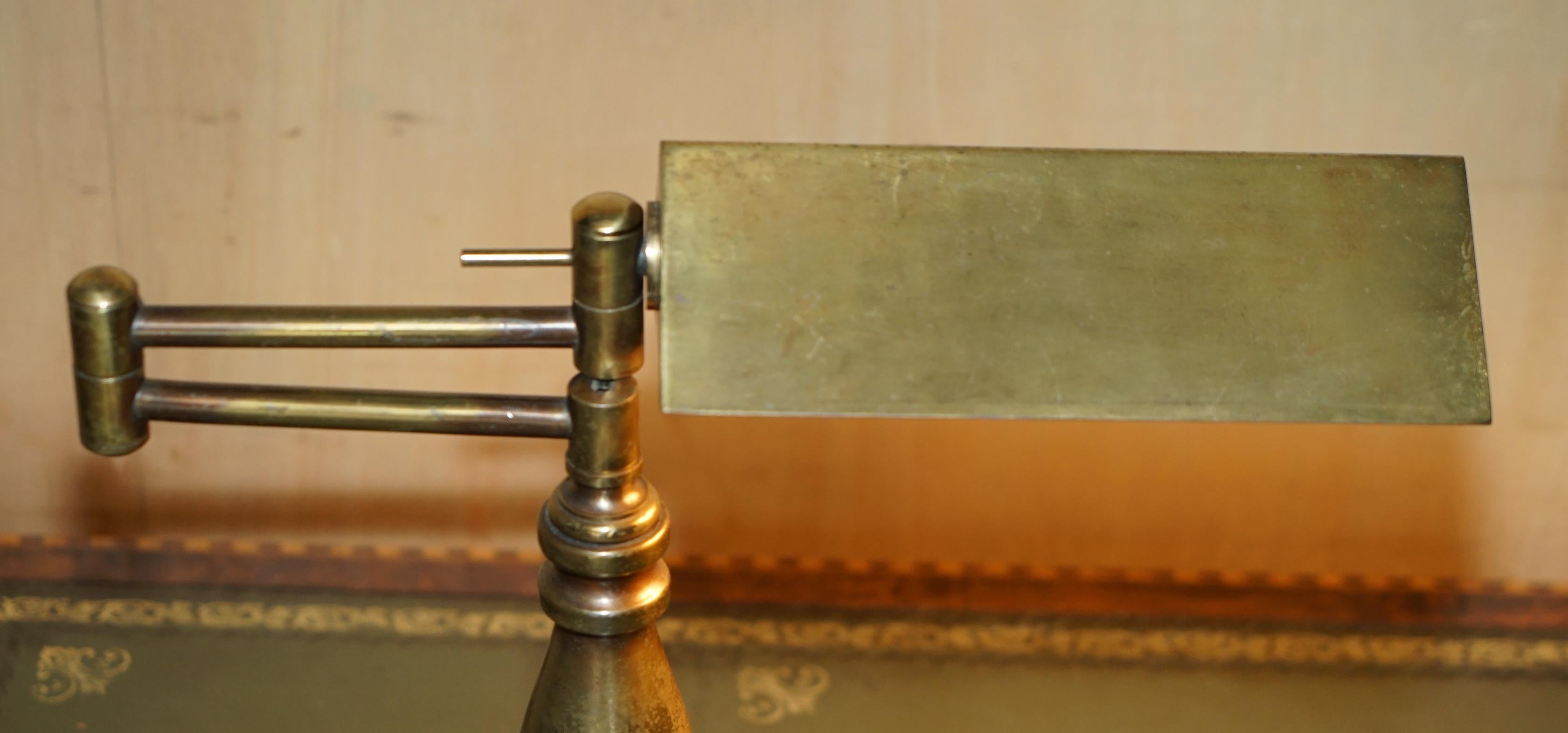 GROSSE, SEHR SCHWERE, ORIGINALE RAGOT FRANKREICH VERGOLDETE BRONZE GELENKTE BANKER-LAMPE (Handgefertigt) im Angebot