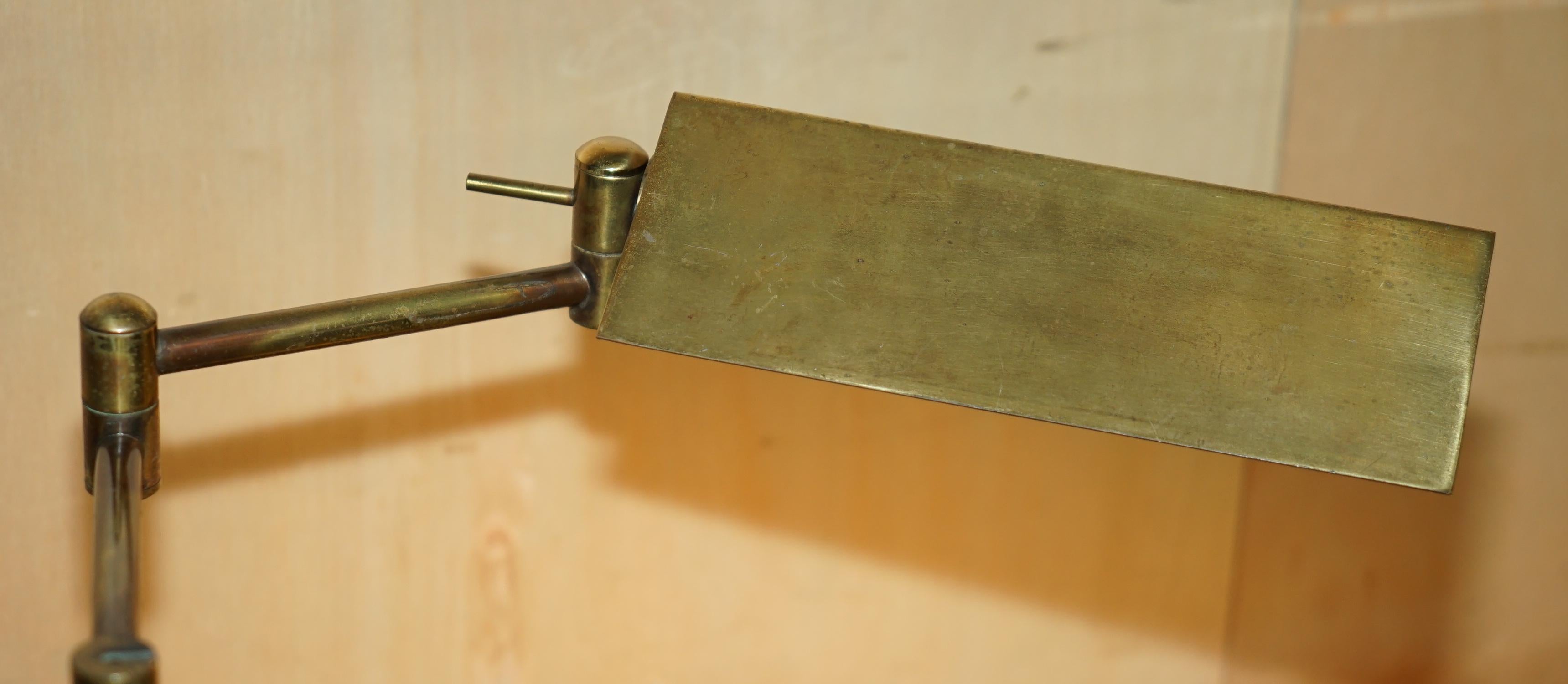 GROSSE, SEHR SCHWERE, ORIGINALE RAGOT FRANKREICH VERGOLDETE BRONZE GELENKTE BANKER-LAMPE (Mitte des 20. Jahrhunderts) im Angebot