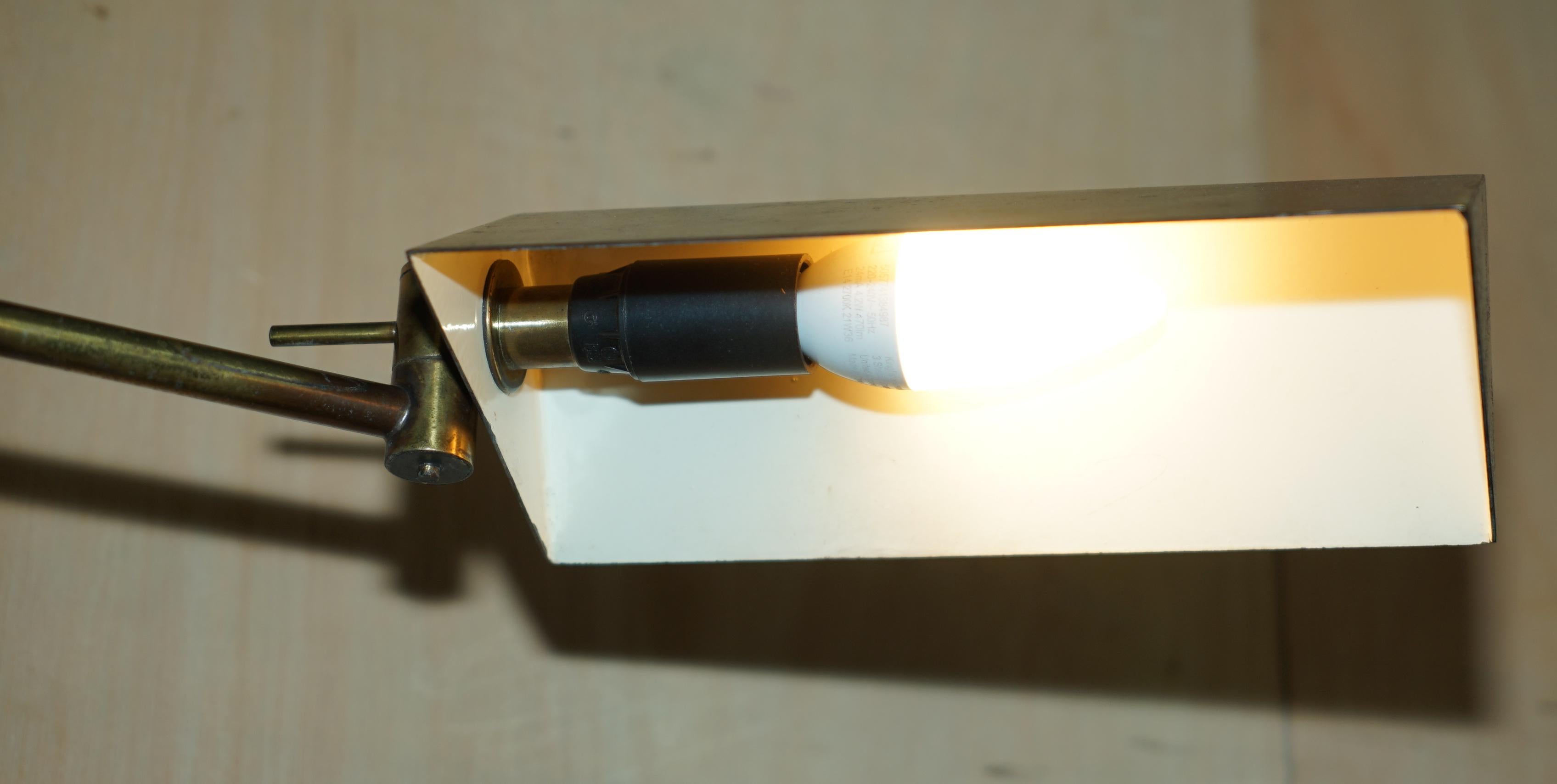 GROSSE, SEHR SCHWERE, ORIGINALE RAGOT FRANKREICH VERGOLDETE BRONZE GELENKTE BANKER-LAMPE (Messing) im Angebot