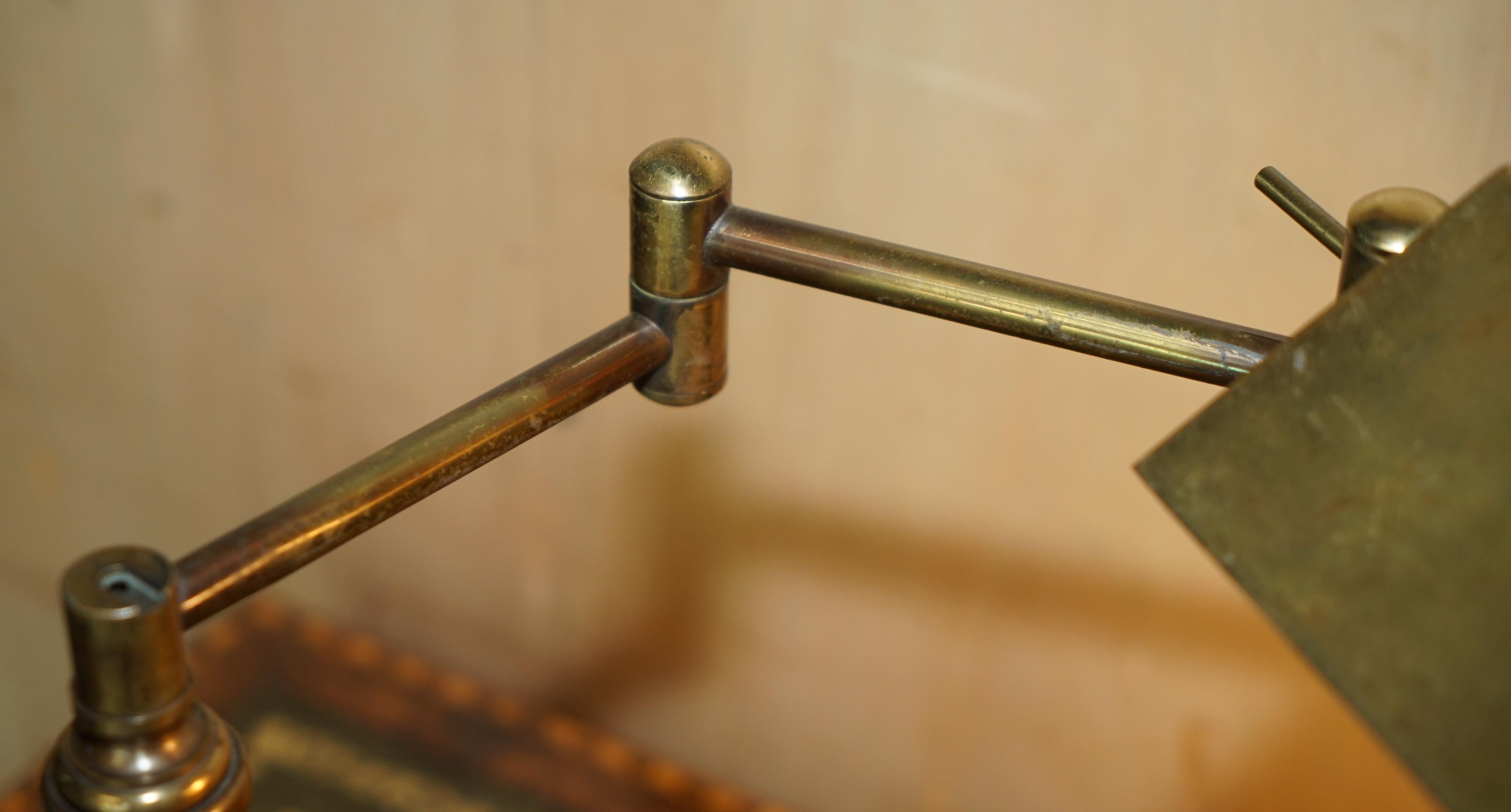 GROSSE, SEHR SCHWERE, ORIGINALE RAGOT FRANKREICH VERGOLDETE BRONZE GELENKTE BANKER-LAMPE im Angebot 1