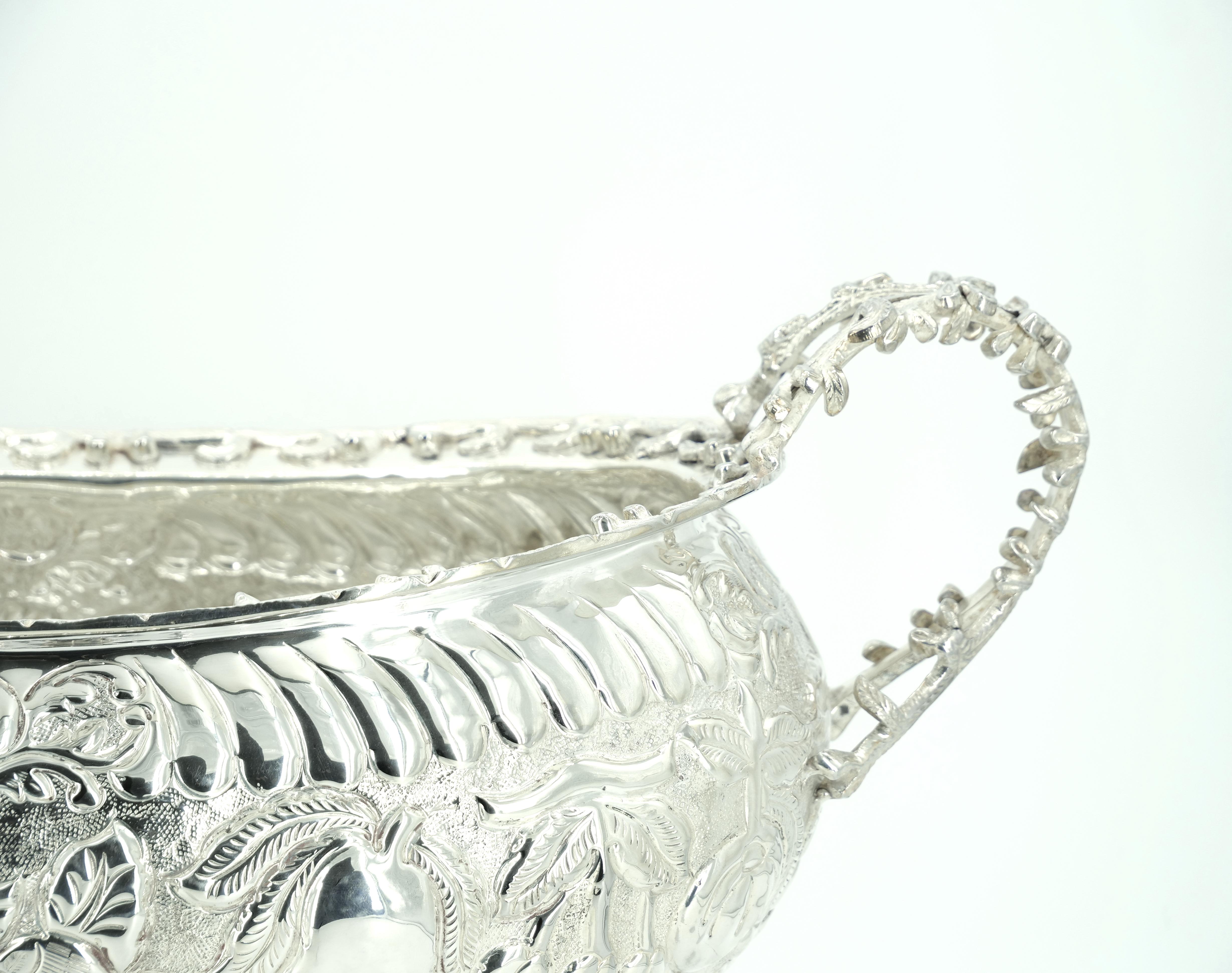 
Gönnen Sie sich die Opulenz unserer außergewöhnlich großen und exquisit handgefertigten italienischen Silberplatte Barware Sektkühler und Geschirr dekorativen Tafelaufsatz. Dieses prächtige Stück ist durch seine bemerkenswerte Handwerkskunst und