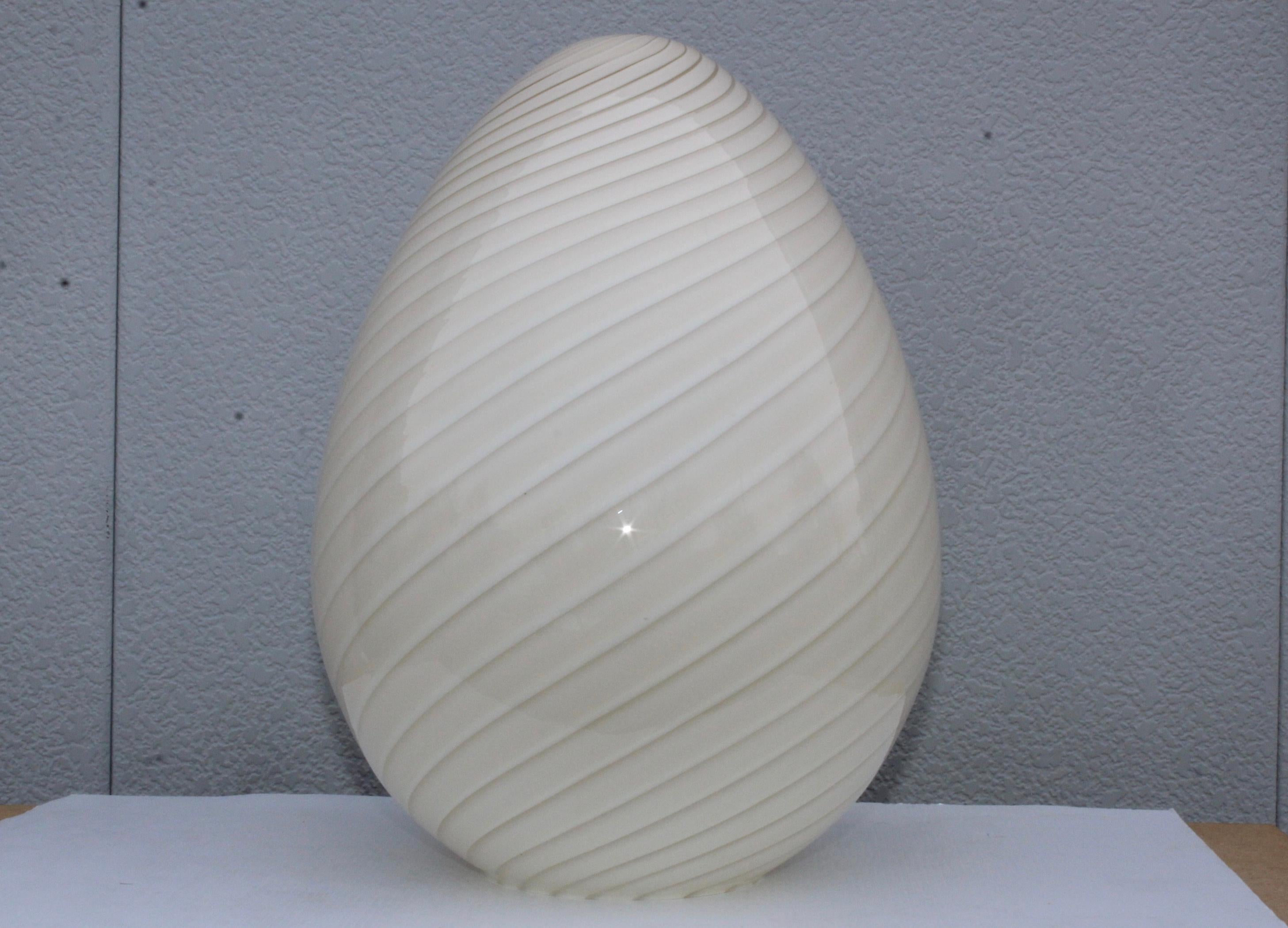 Superbe lampe œuf en verre tourbillonnant de Vetri Murano.