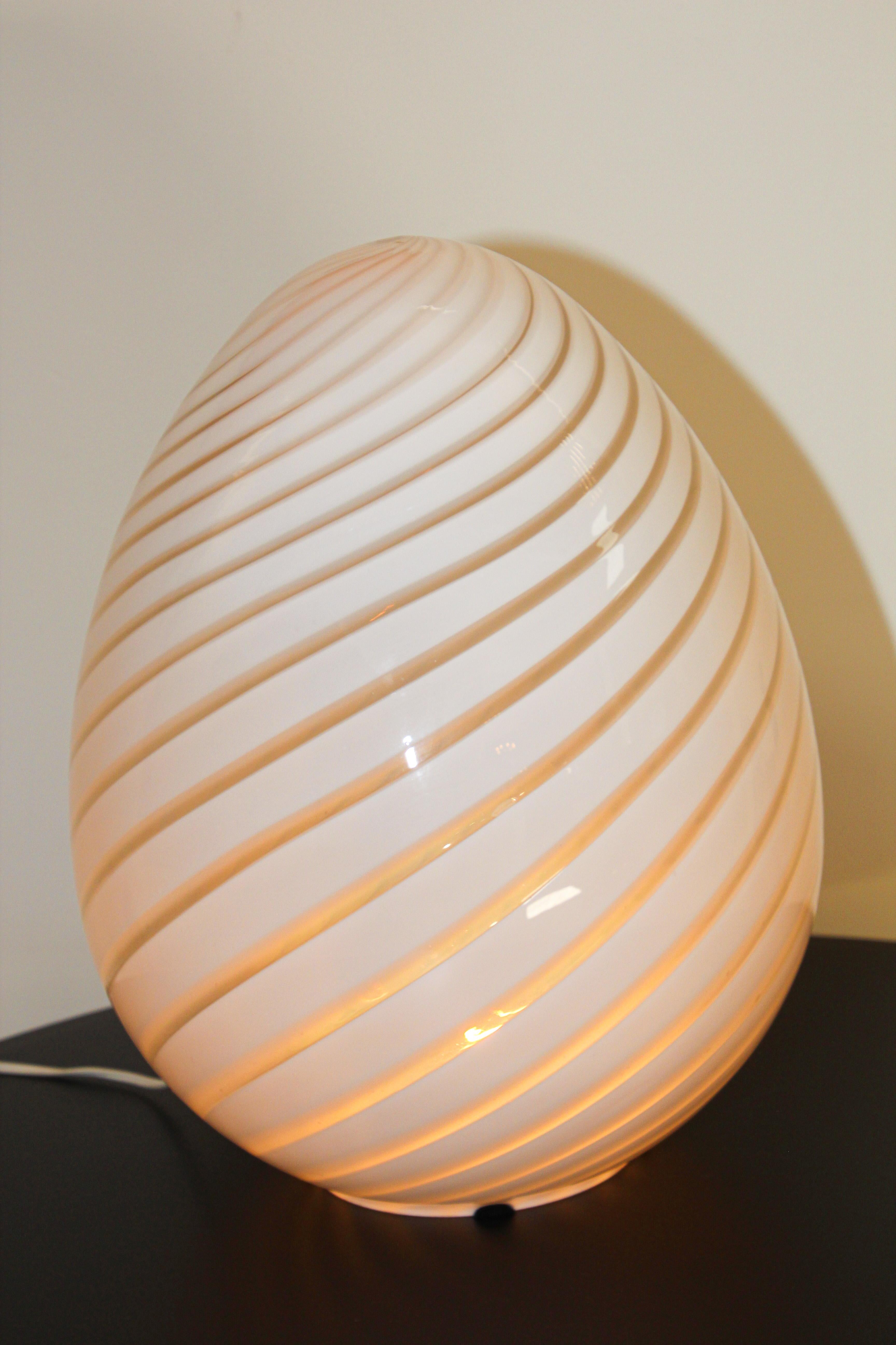 Large Vetri Murano White Egg Table Lamp In Good Condition In North Hollywood, CA