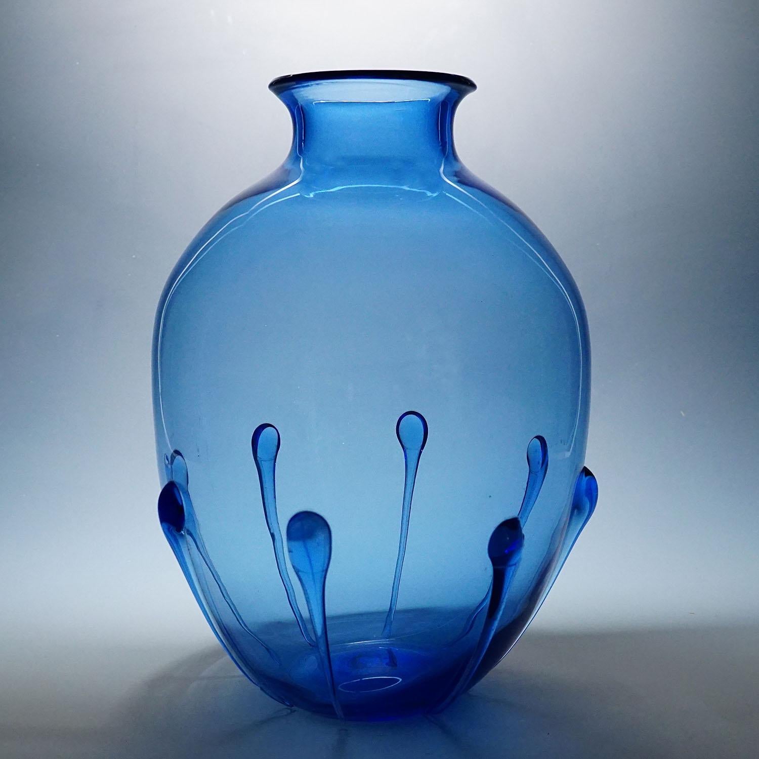 Grande vaso in vetro Soffiato di Vittorio Zecchin attr. Murano 1924

Un grande vaso in vetro artistico soffiato a bocca in Vetro Soffiato, disegnato da Vittorio Zecchin. Prodotto probabilmente da Venini & C. o da MVM Cappelin & Co. Murano Venezia.