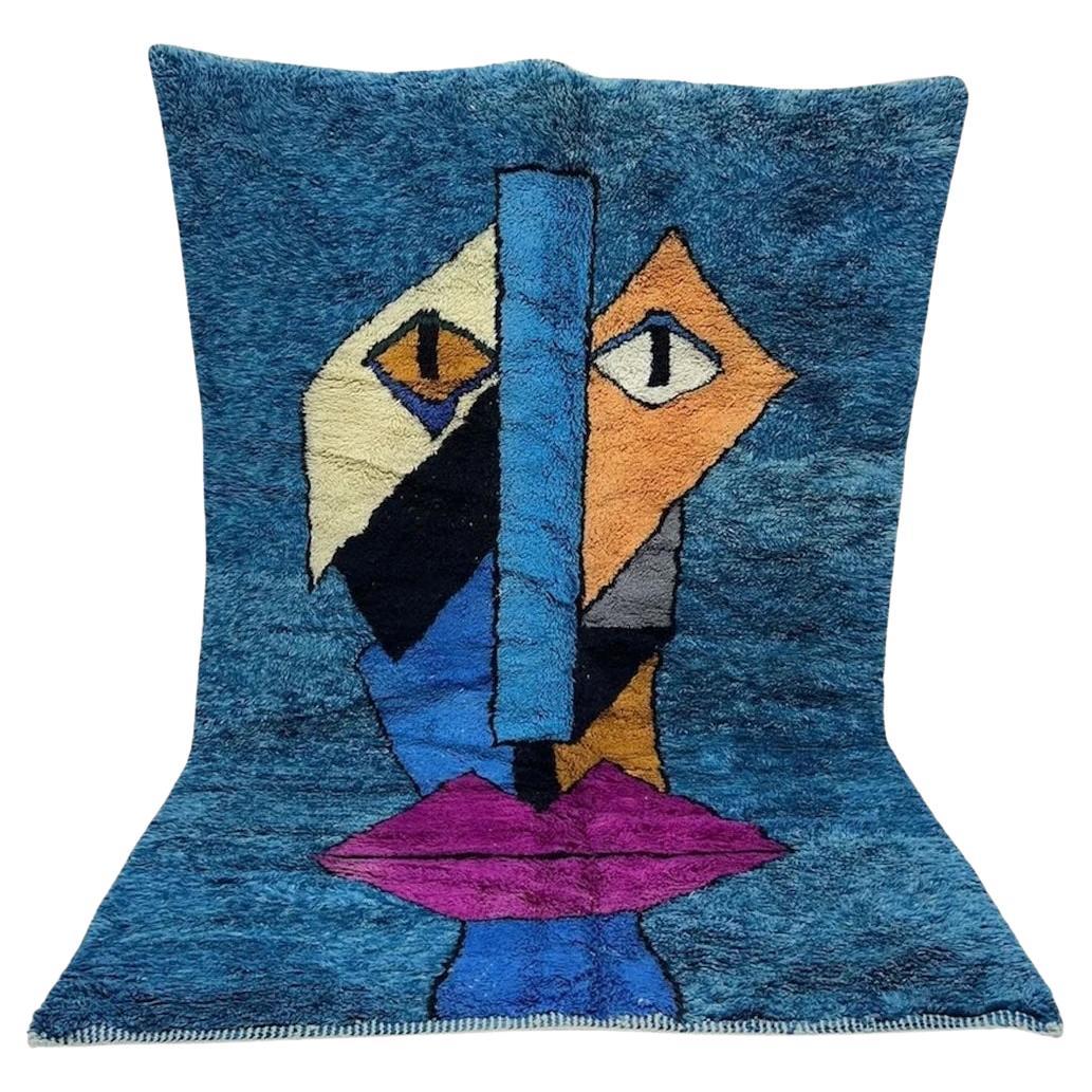 Alfombra grande azul vibrante de lana marroquí moderna Beni M'Rirt con diseño de caras abstractas