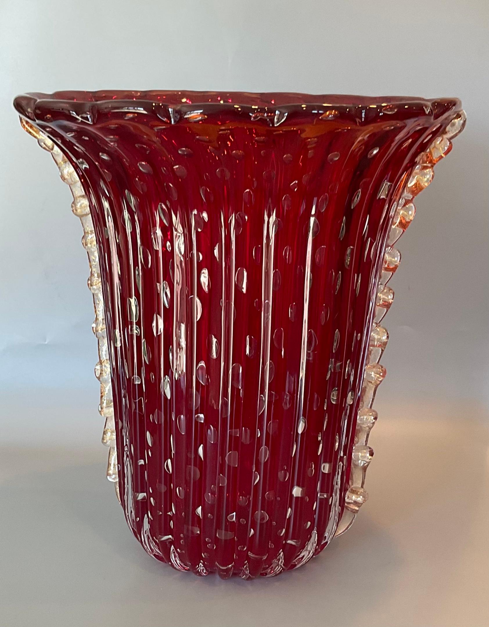 Große Vase aus rotem Murano-Kunstglas im Barovier-Stil mit kontrollierten Blasen und aufgesetzten Goldgriffen. 