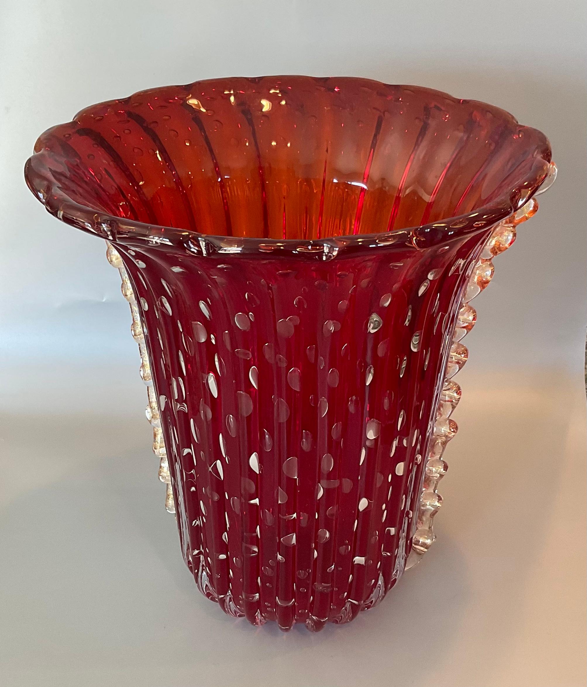 Große Vase aus lebhaftem rotem Murano-Kunstglas im Barovier-Stil mit kontrollierten Blasen  (Moderne der Mitte des Jahrhunderts) im Angebot
