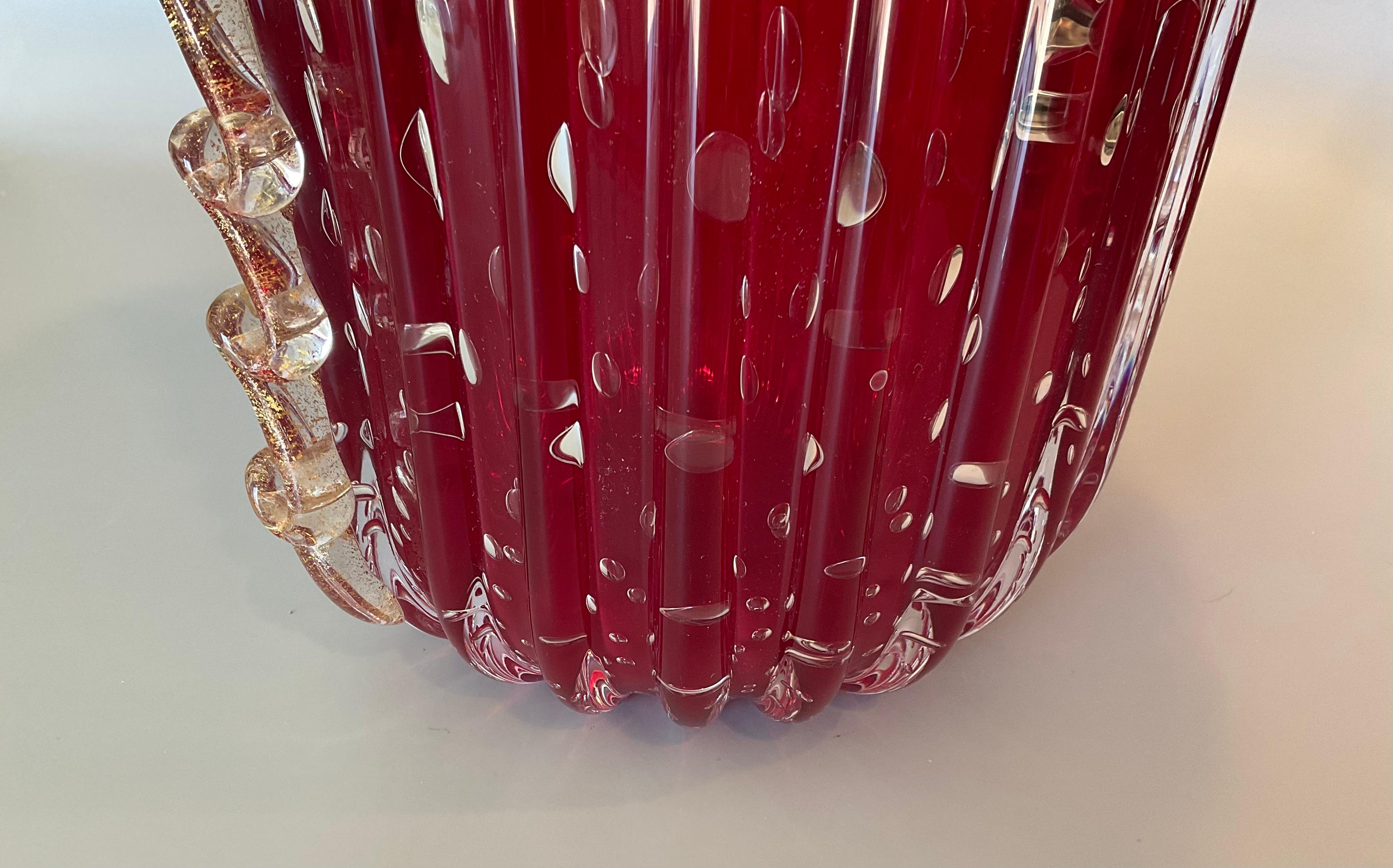 Große Vase aus lebhaftem rotem Murano-Kunstglas im Barovier-Stil mit kontrollierten Blasen  im Zustand „Gut“ im Angebot in Ann Arbor, MI
