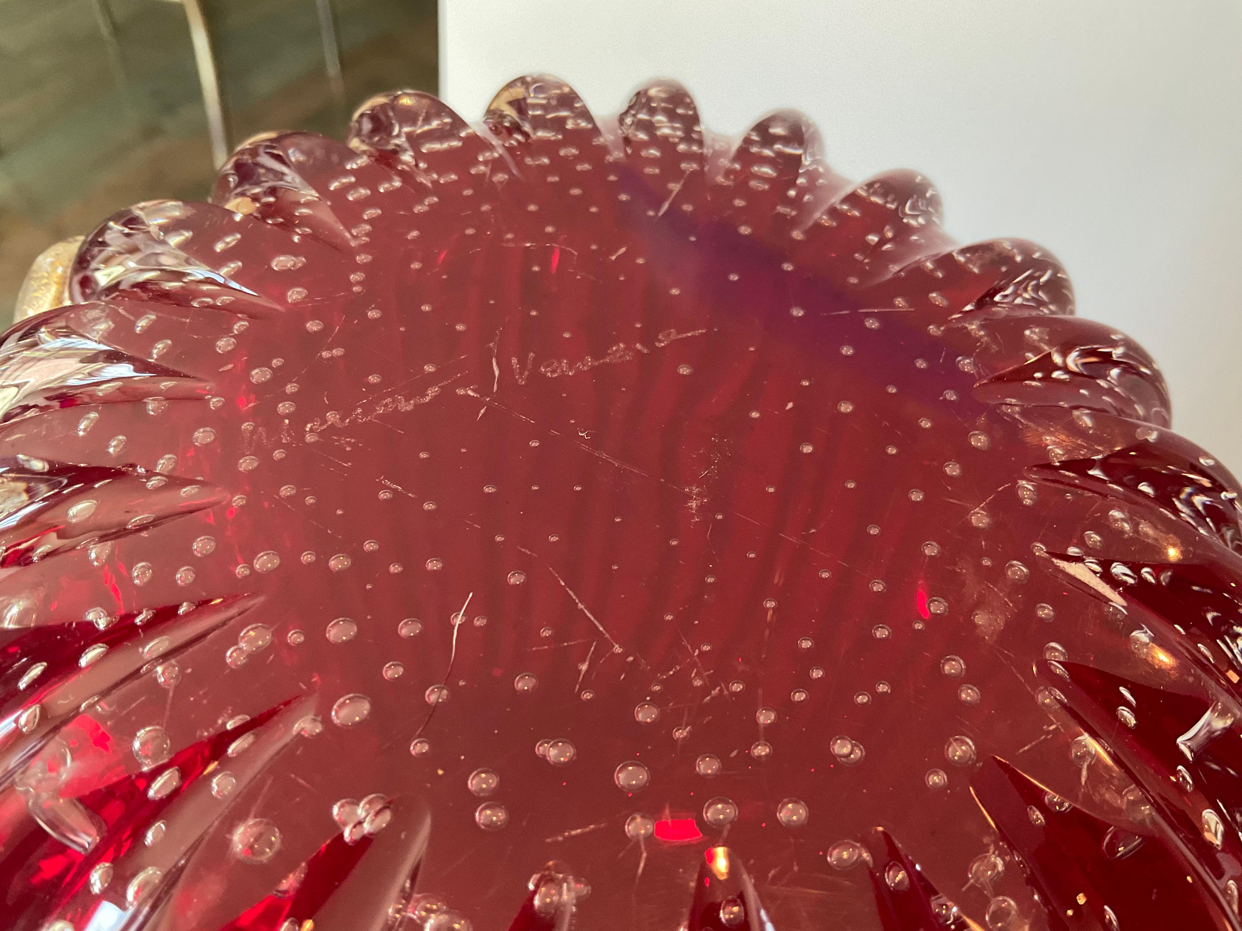 Große Vase aus lebhaftem rotem Murano-Kunstglas im Barovier-Stil mit kontrollierten Blasen  (Geblasenes Glas) im Angebot