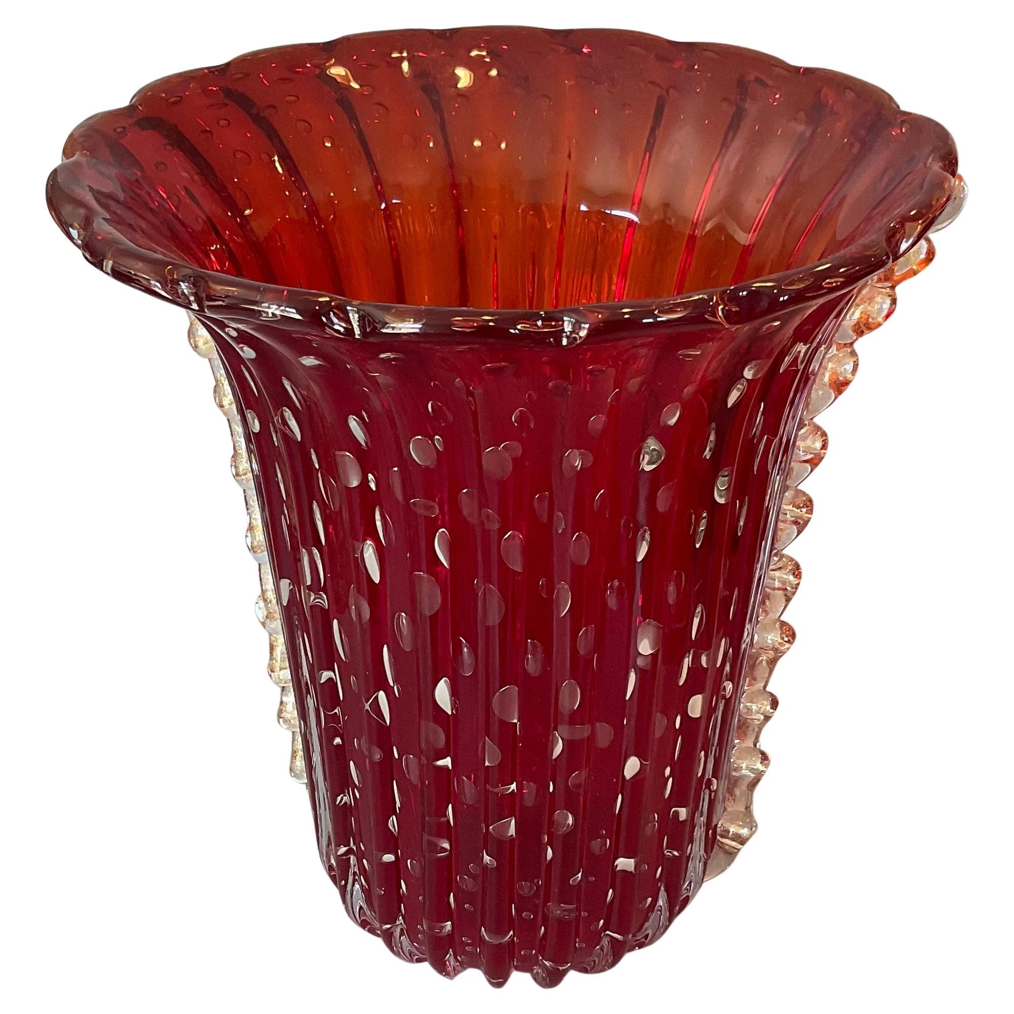 Große Vase aus lebhaftem rotem Murano-Kunstglas im Barovier-Stil mit kontrollierten Blasen  im Angebot