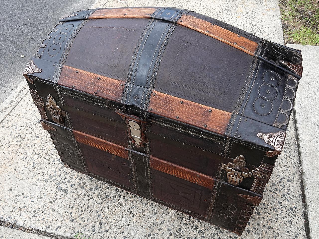  Large Victorian Arch Top Steamer Trunk- Amazing Interior! For Sale 3