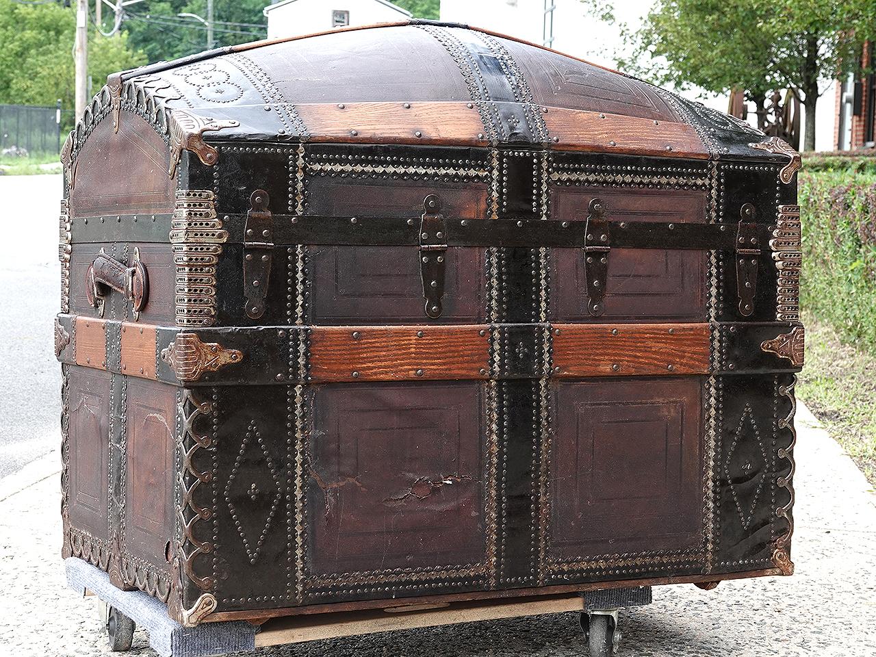  Large Victorian Arch Top Steamer Trunk- Amazing Interior! For Sale 4