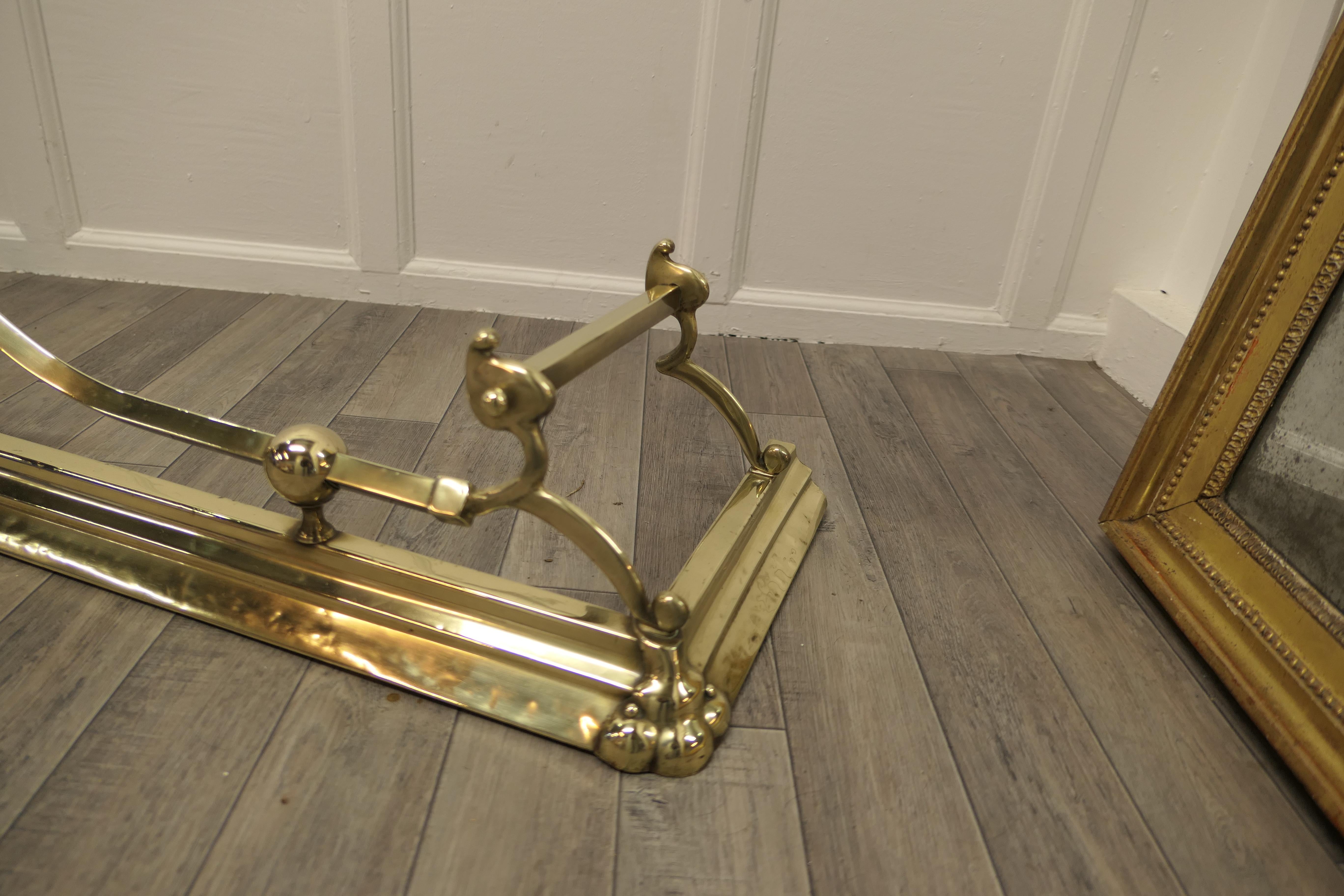 Laiton Grand déflecteur victorien en laiton Art Nouveau en vente