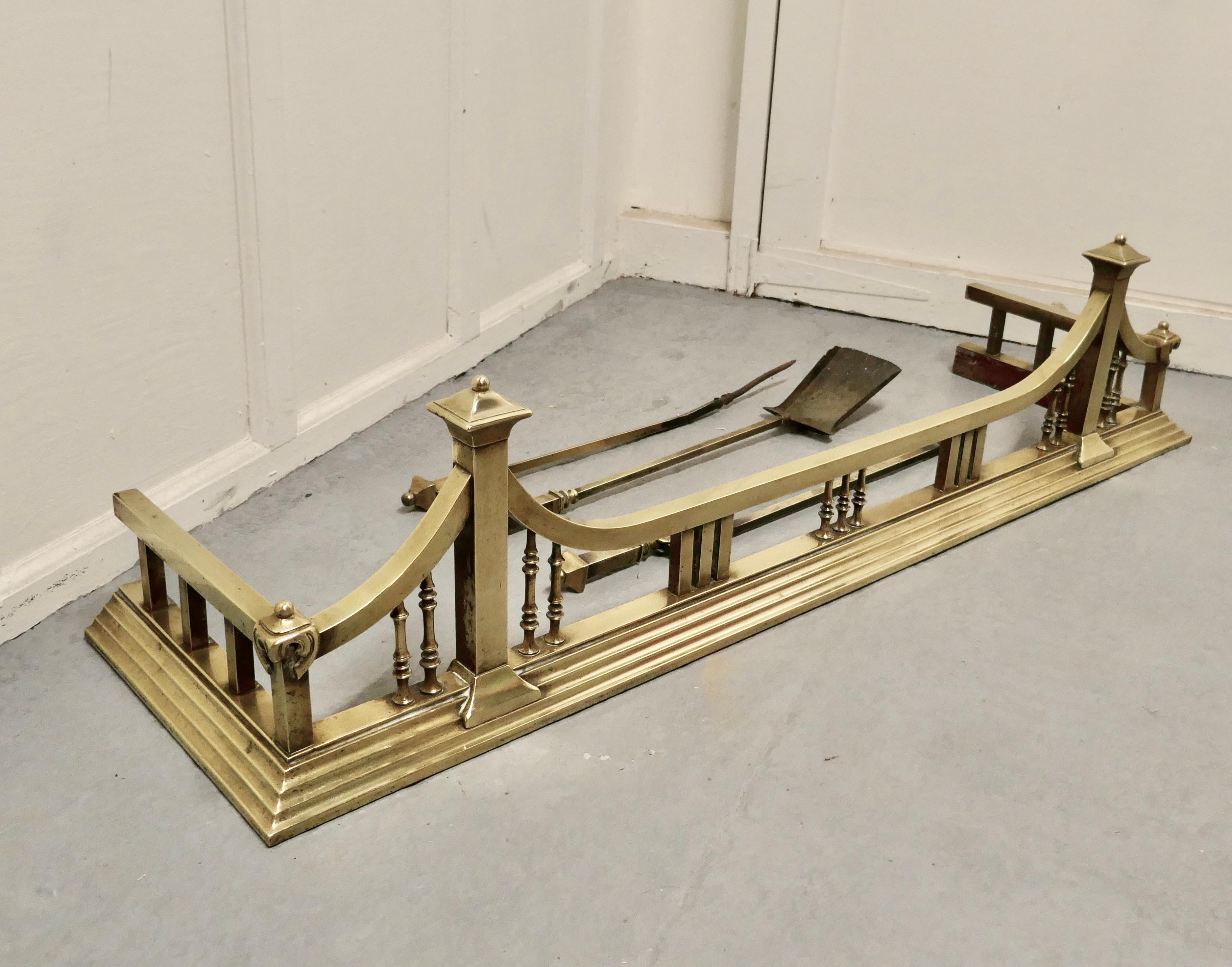 Large Victorian Arts & Crafts Brass Fender and Tools In Good Condition For Sale In Godshill, Isle of Wight