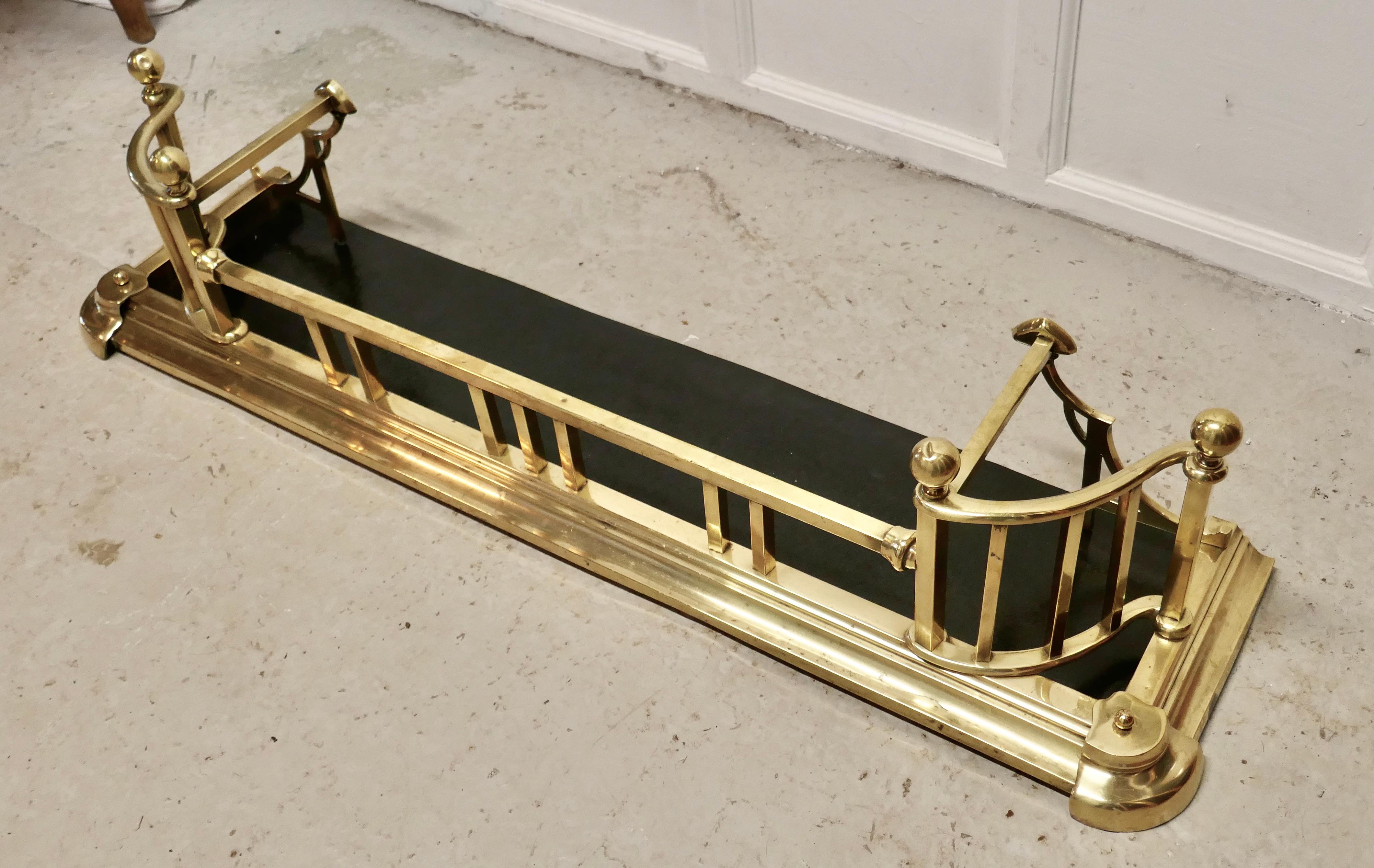 Large Victorian Arts & Crafts Brass Fender In Good Condition For Sale In Chillerton, Isle of Wight