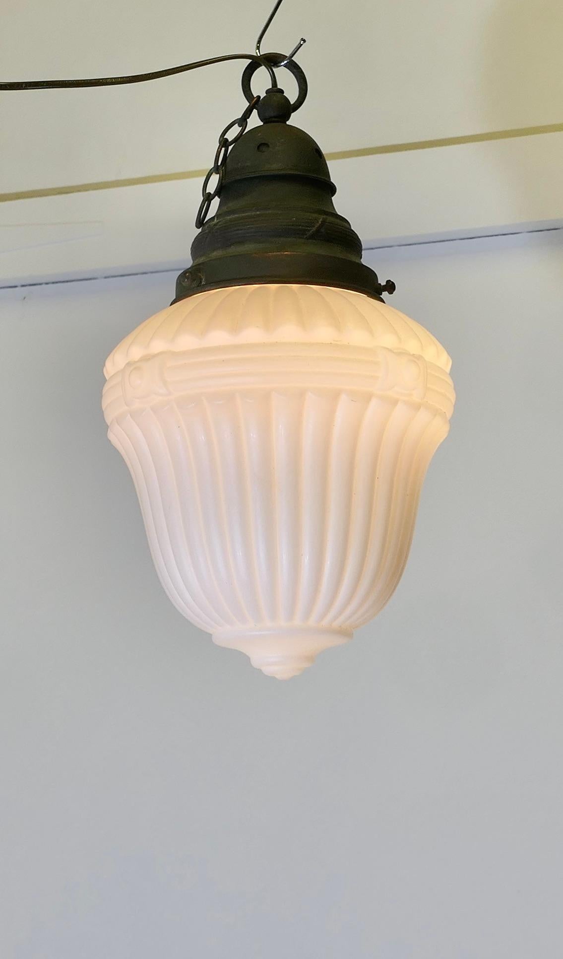 Grande pendente da soffitto vittoriano Arts and Crafts opalescente

Il Light ha un grande ciondolo con un bordo rigato e una montatura in rame.

Tutto funzionante, la lampada deve essere collegata a una presa di corrente. 
La luce ha un'altezza di