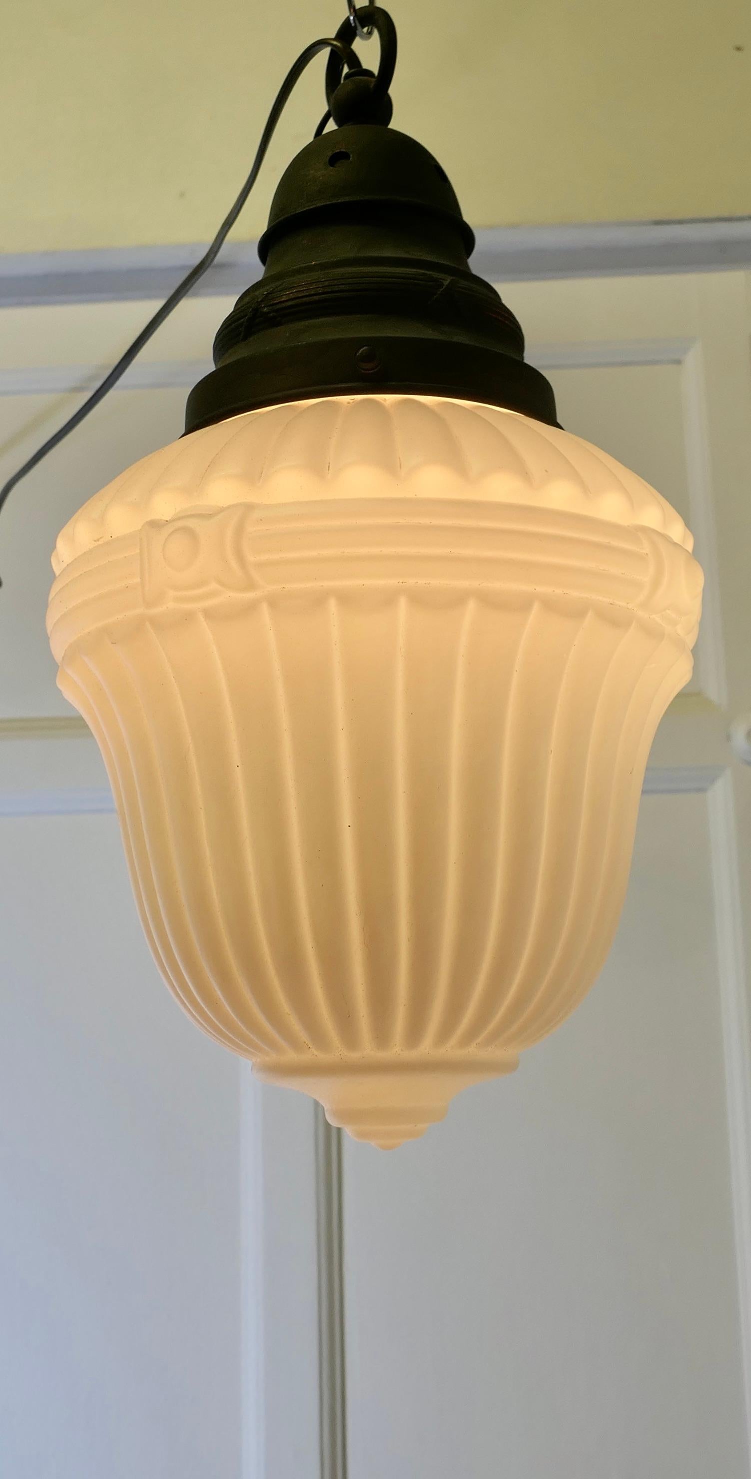 XIX secolo Grande pendente da soffitto vittoriano Arts and Crafts opalescente in vendita