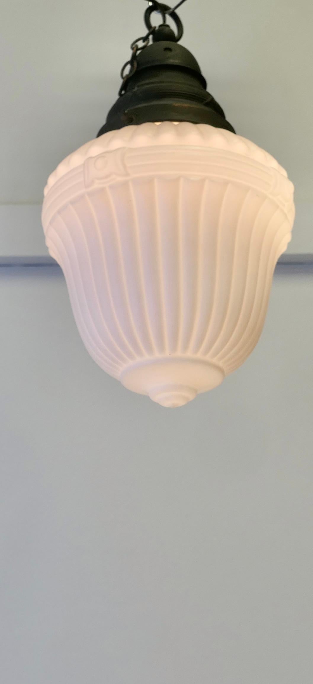 Grande pendente da soffitto vittoriano Arts and Crafts opalescente in vendita 1