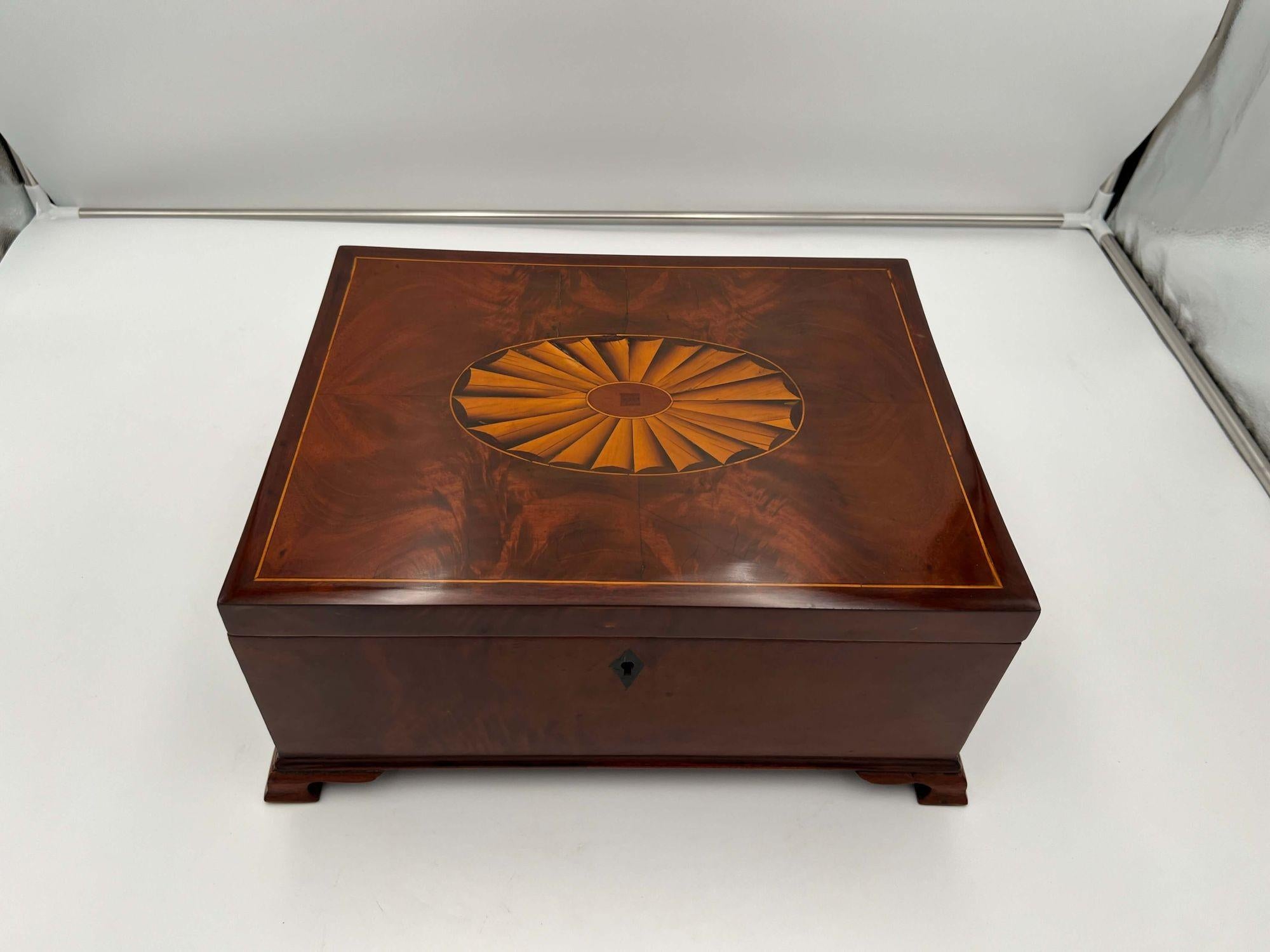 Large early Victorian box, Mahogany on oak, England circa 1840
 
Large body in mahogany veneered on oak. In the lid with fan inlay work in maple. Standing on 4 carved feet. Inside with 1 brass scissors.
Restored and hand polished with shellac.
